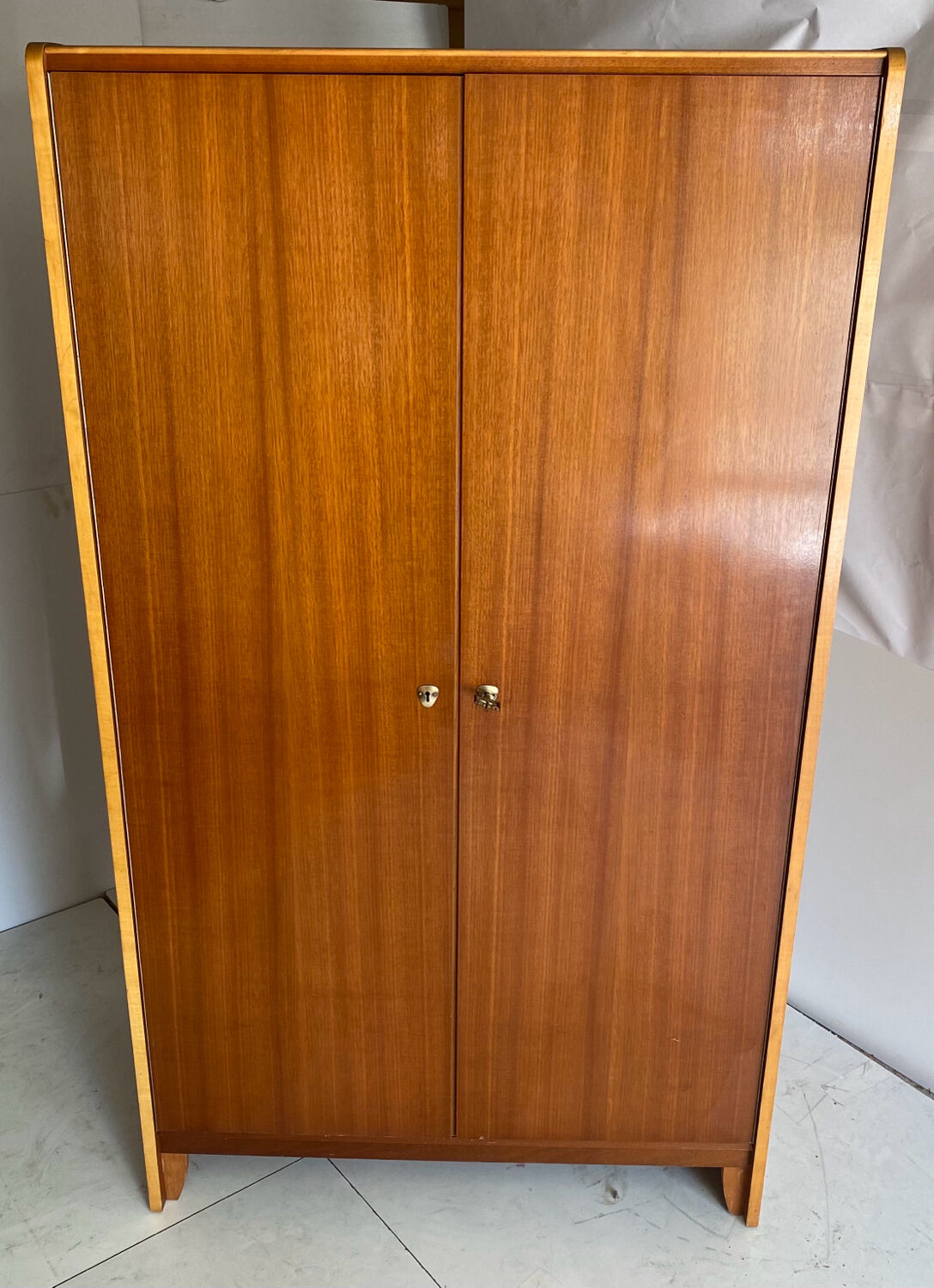 Vintage wardrobe feet compass from 1957