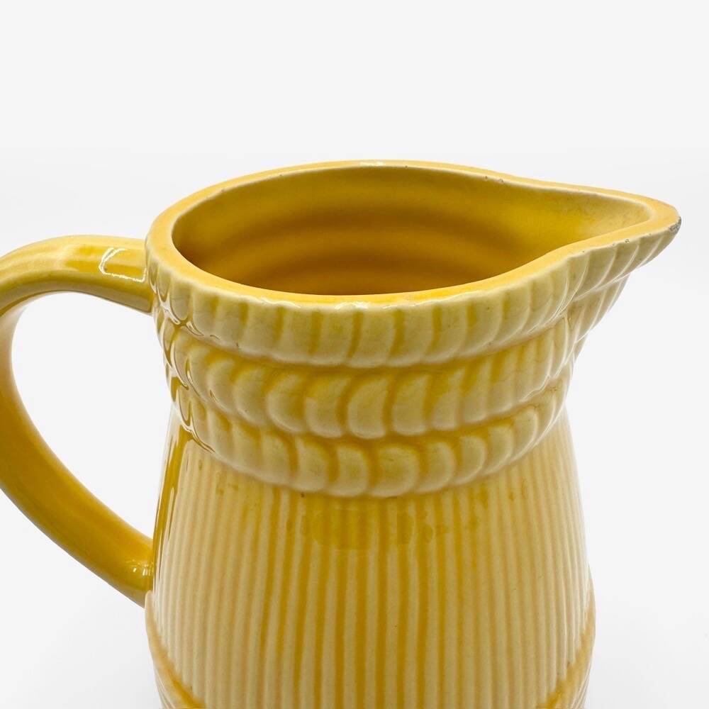 Pichet saint-Clément en barbotine émaillée jaune