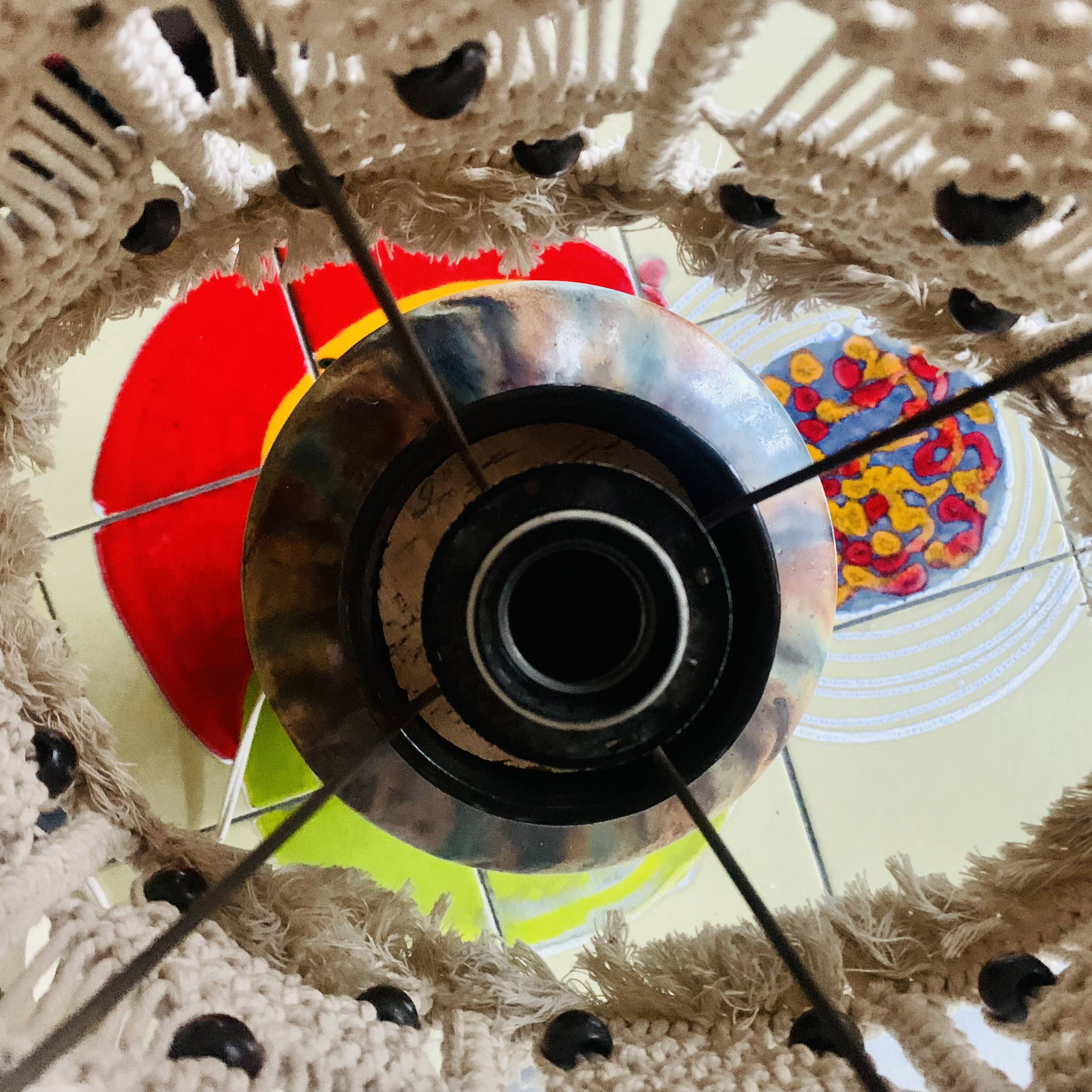 Lampe vintage à poser en grès vernissé avec abat-jour en macramé