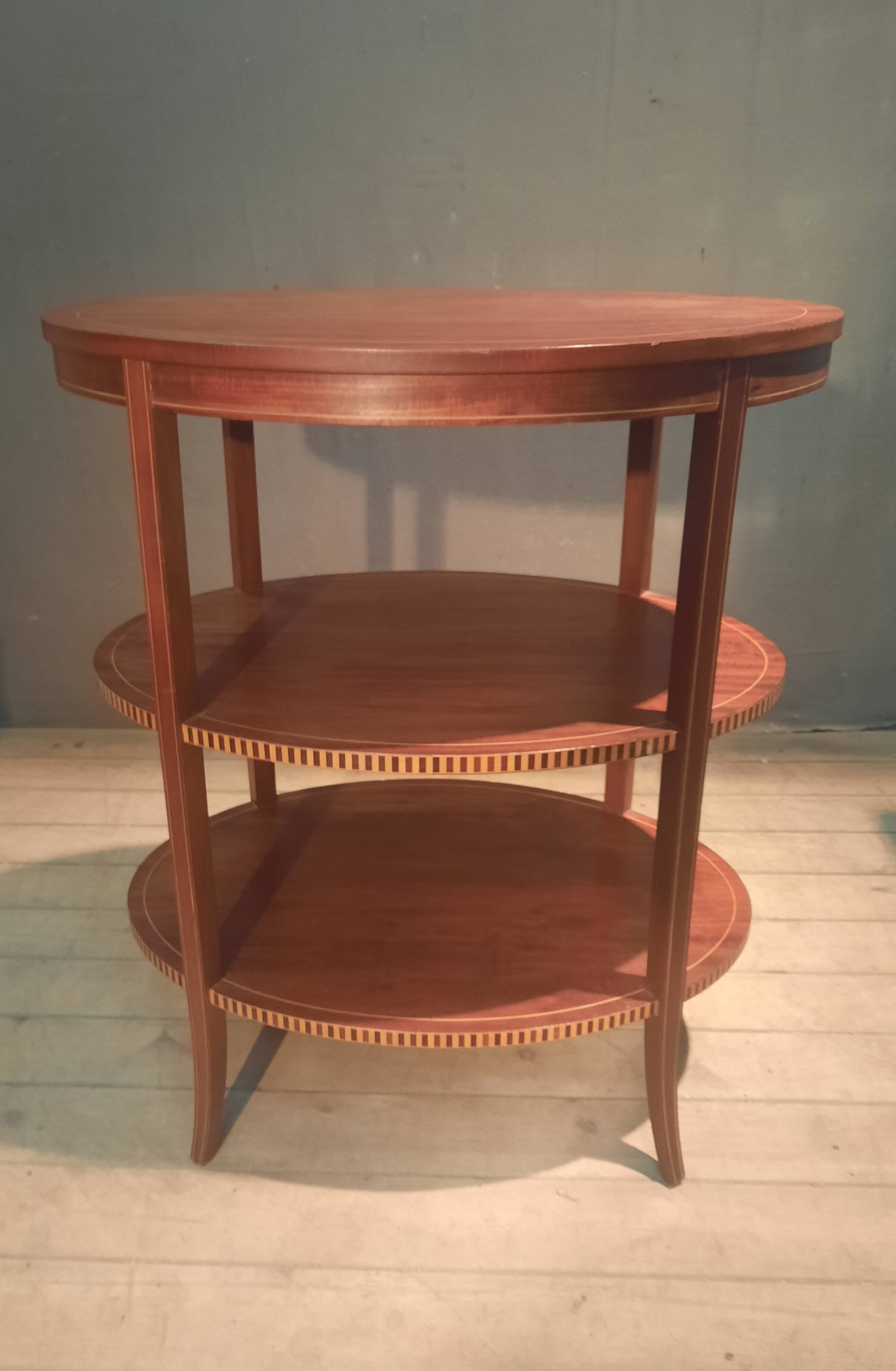 Oval gueridon with 3 trays