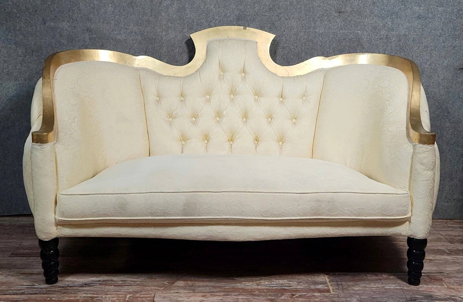 Banquette vintage à dossier capitonné, revêtu d’un tissu ivoire
