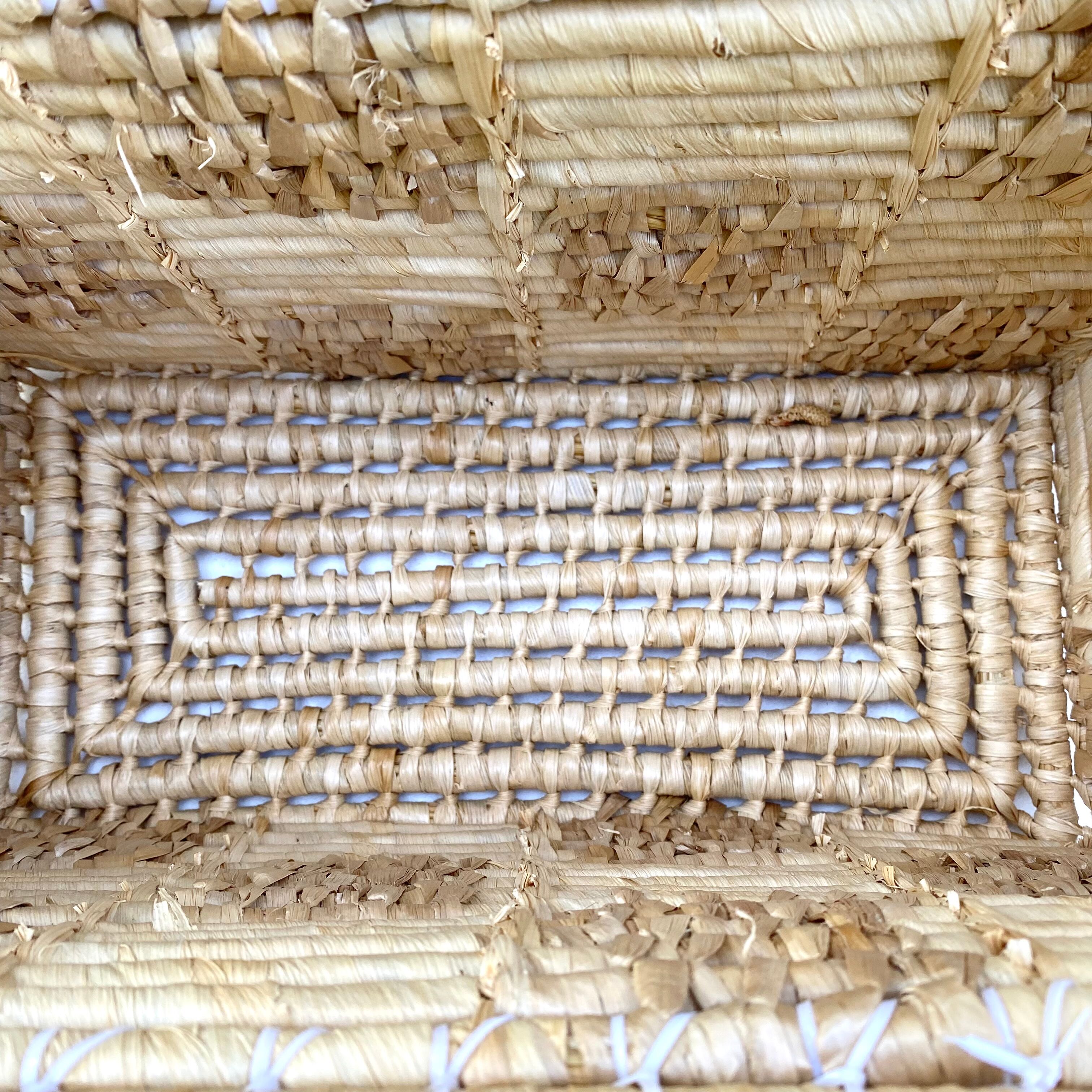 Valise vintage en fibres naturelles