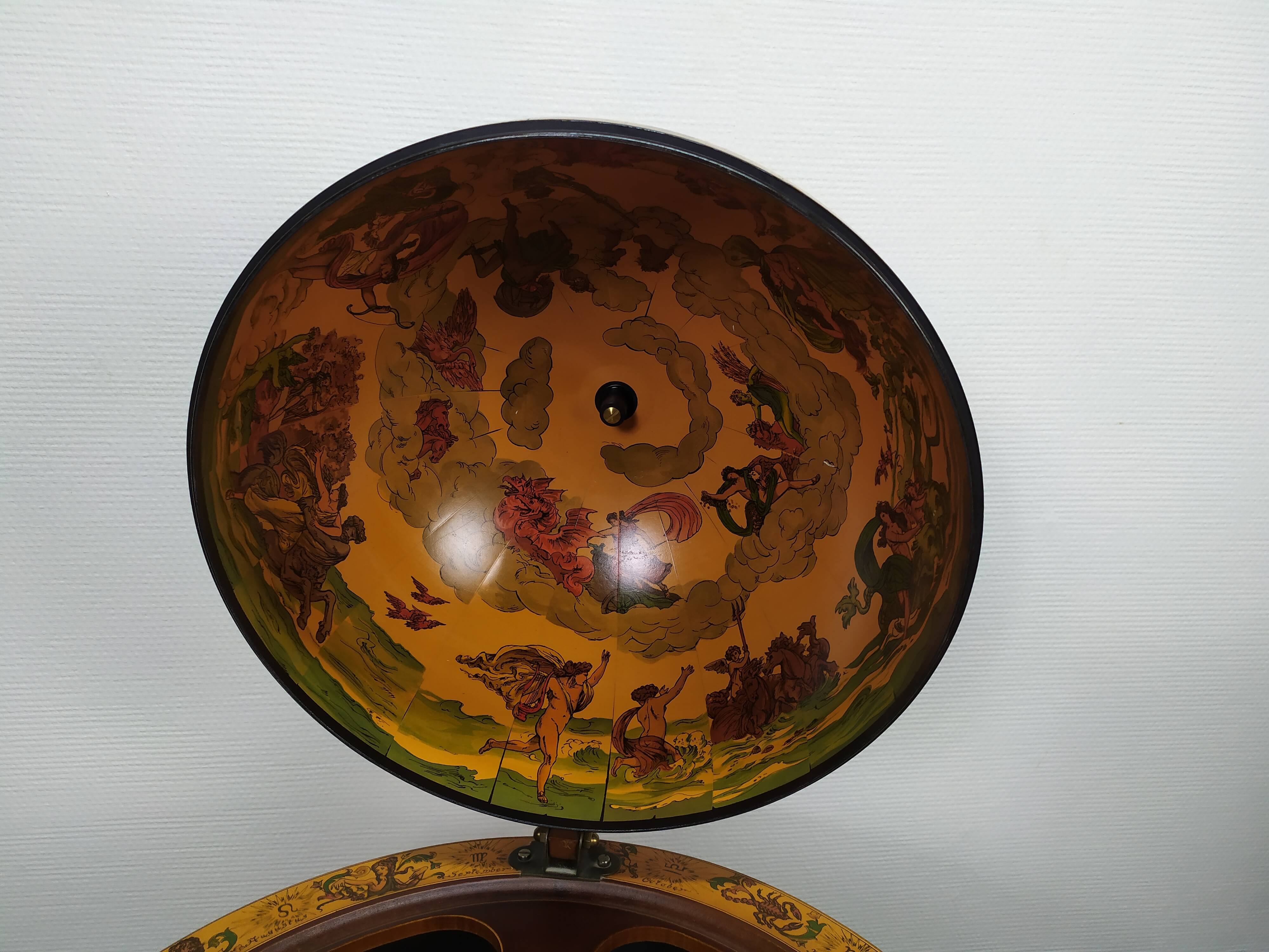 Meuble bar globe en bois sur roulette