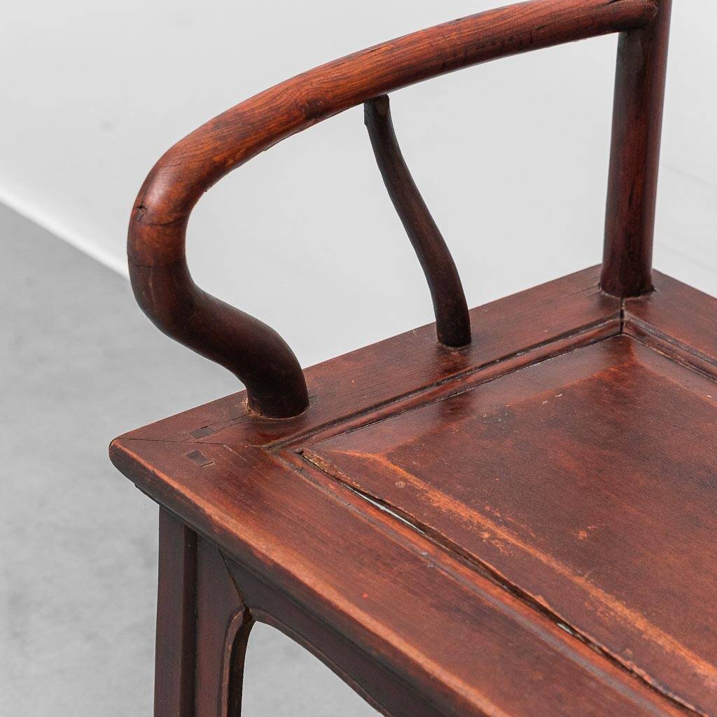 Fauteuil avec accoudoirs en bois, Chine, style dynastie Ming, 19e siècle