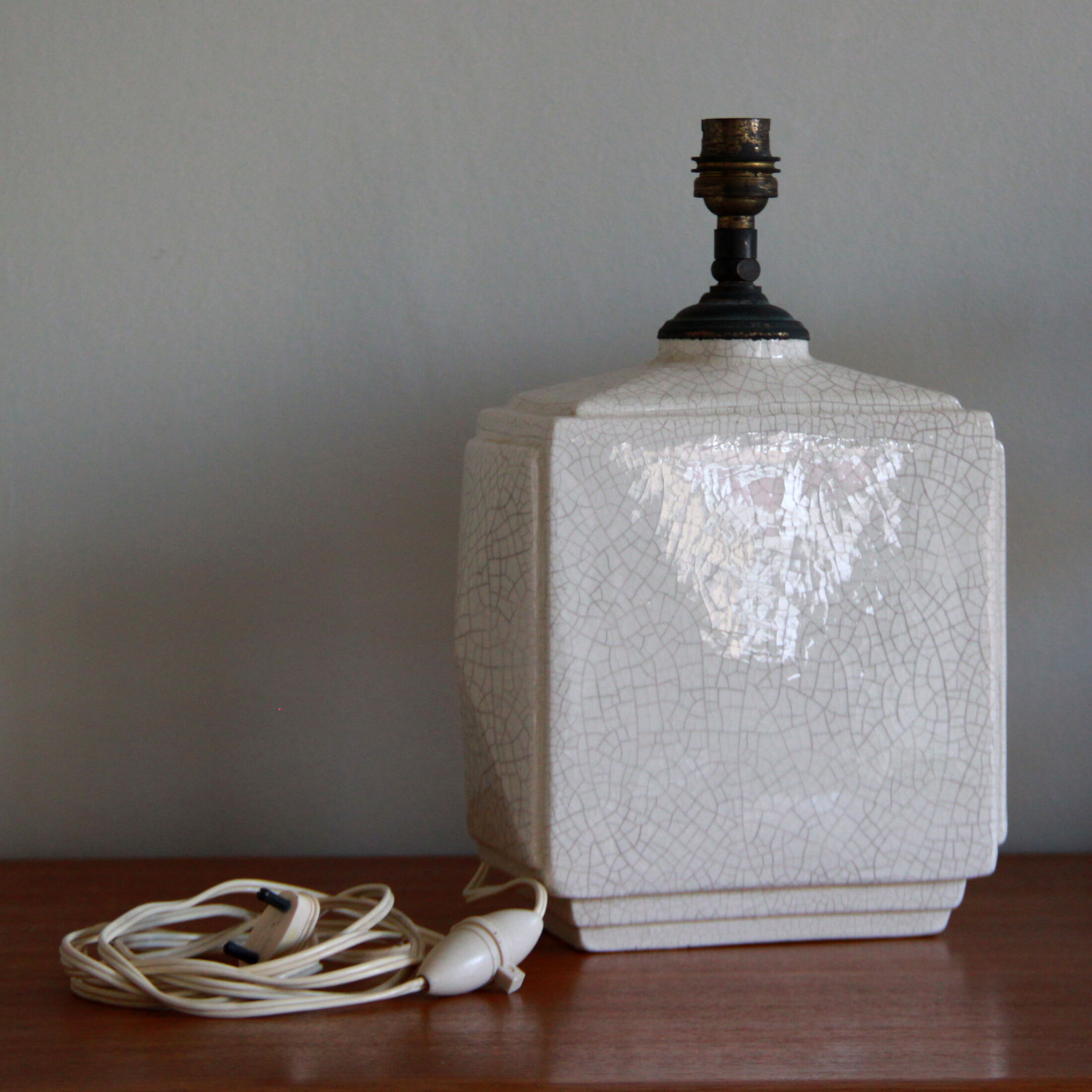 Cracked ceramic bedside lamp