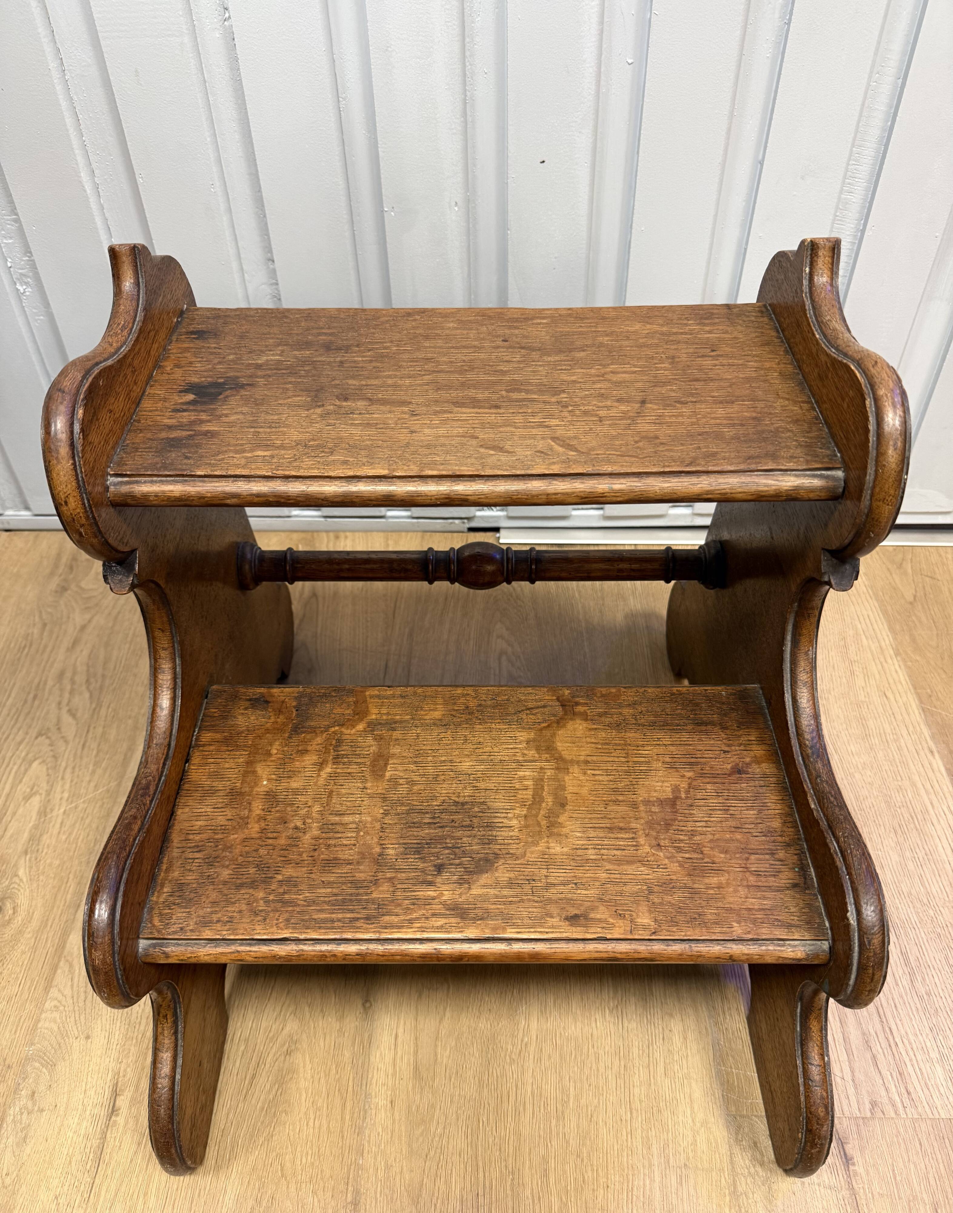 Small library step stool in oak from the 19th century.