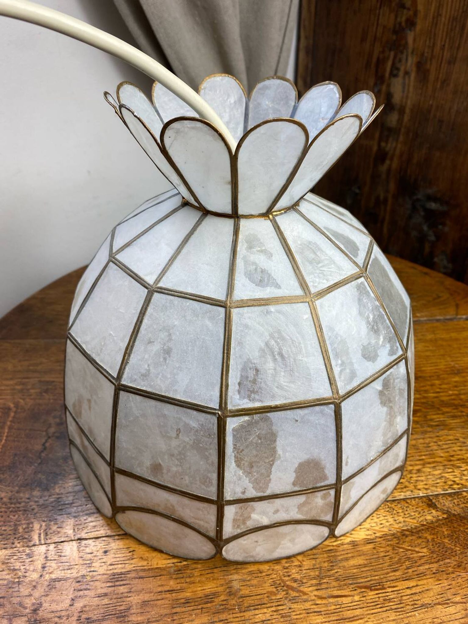 Suspension in white mother-of-pearl and brass