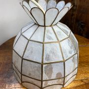 Suspension in white mother-of-pearl and brass
