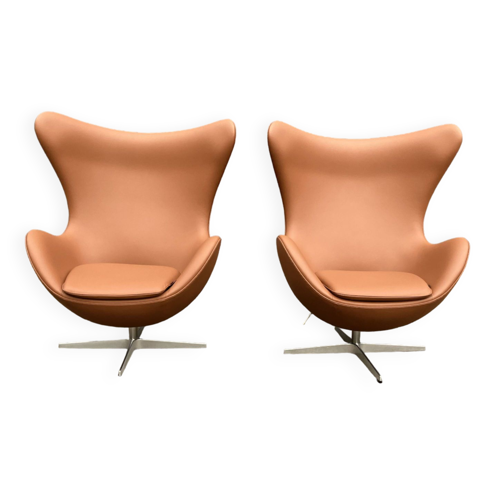 2x Fritz Hansen Egg chair by Arne Jacobsen in Cognac leather, new condition!