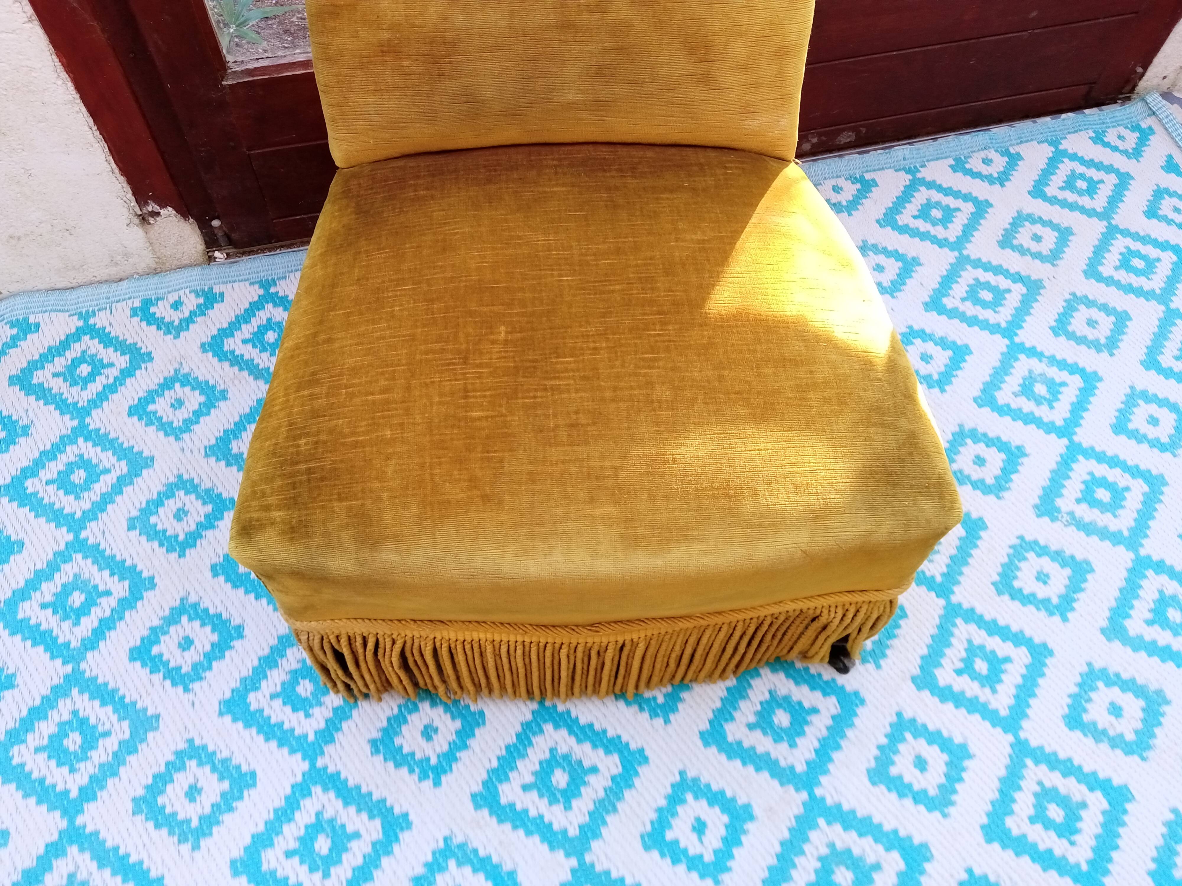 Fauteuil rapaud en velours moutarde