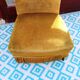 Fauteuil rapaud en velours moutarde