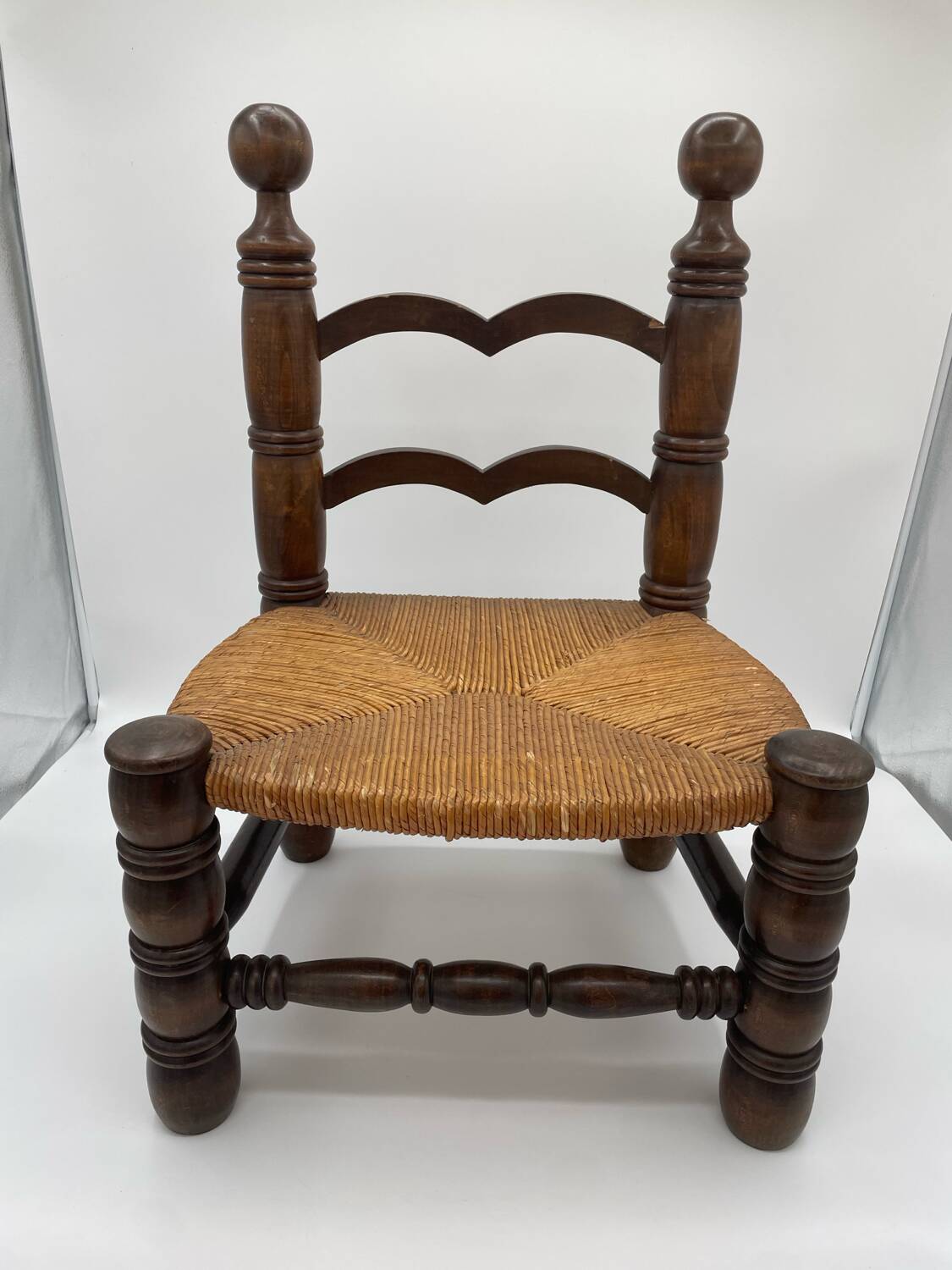 Chaise basse brutalisme bois et paille