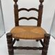 Chaise basse brutalisme bois et paille