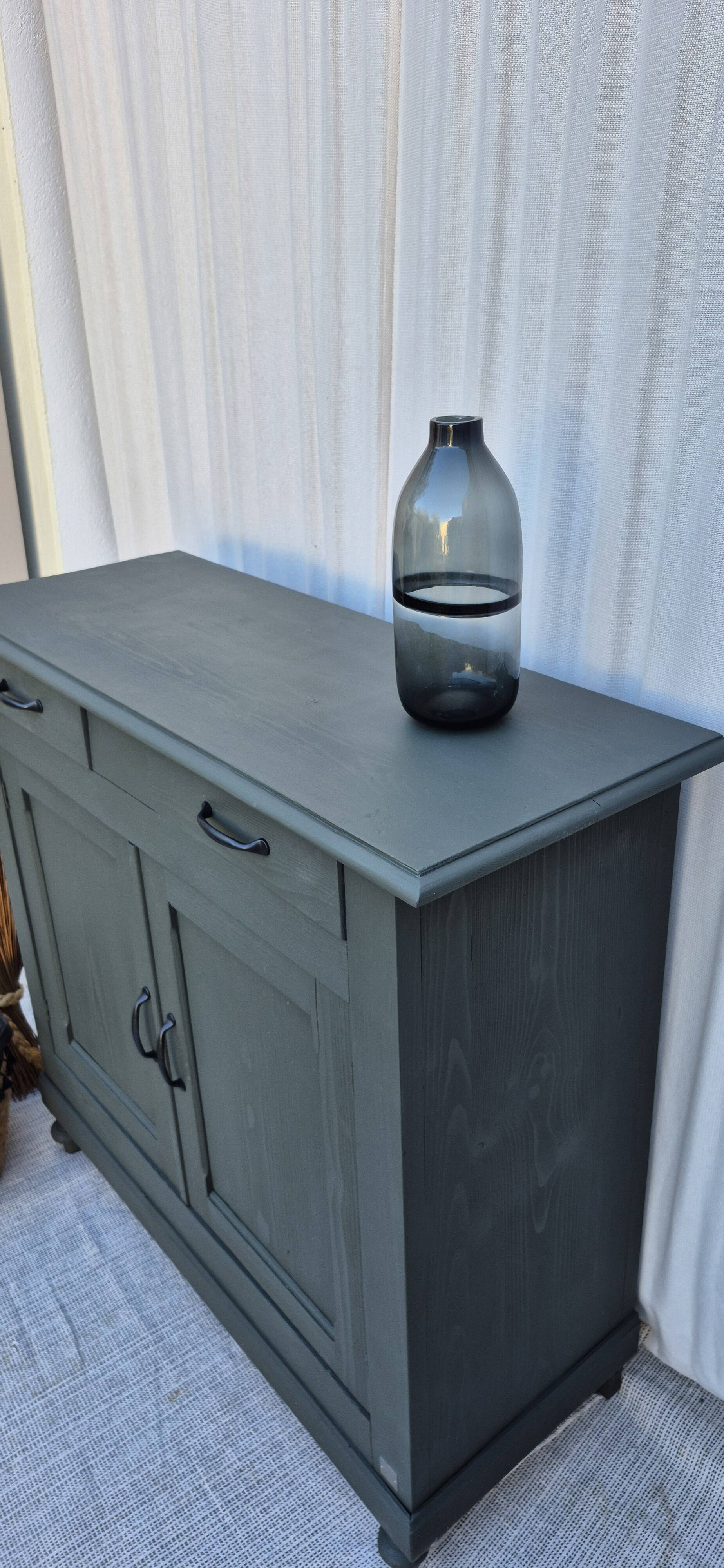 Low sideboard with 2 doors and 2 drawers