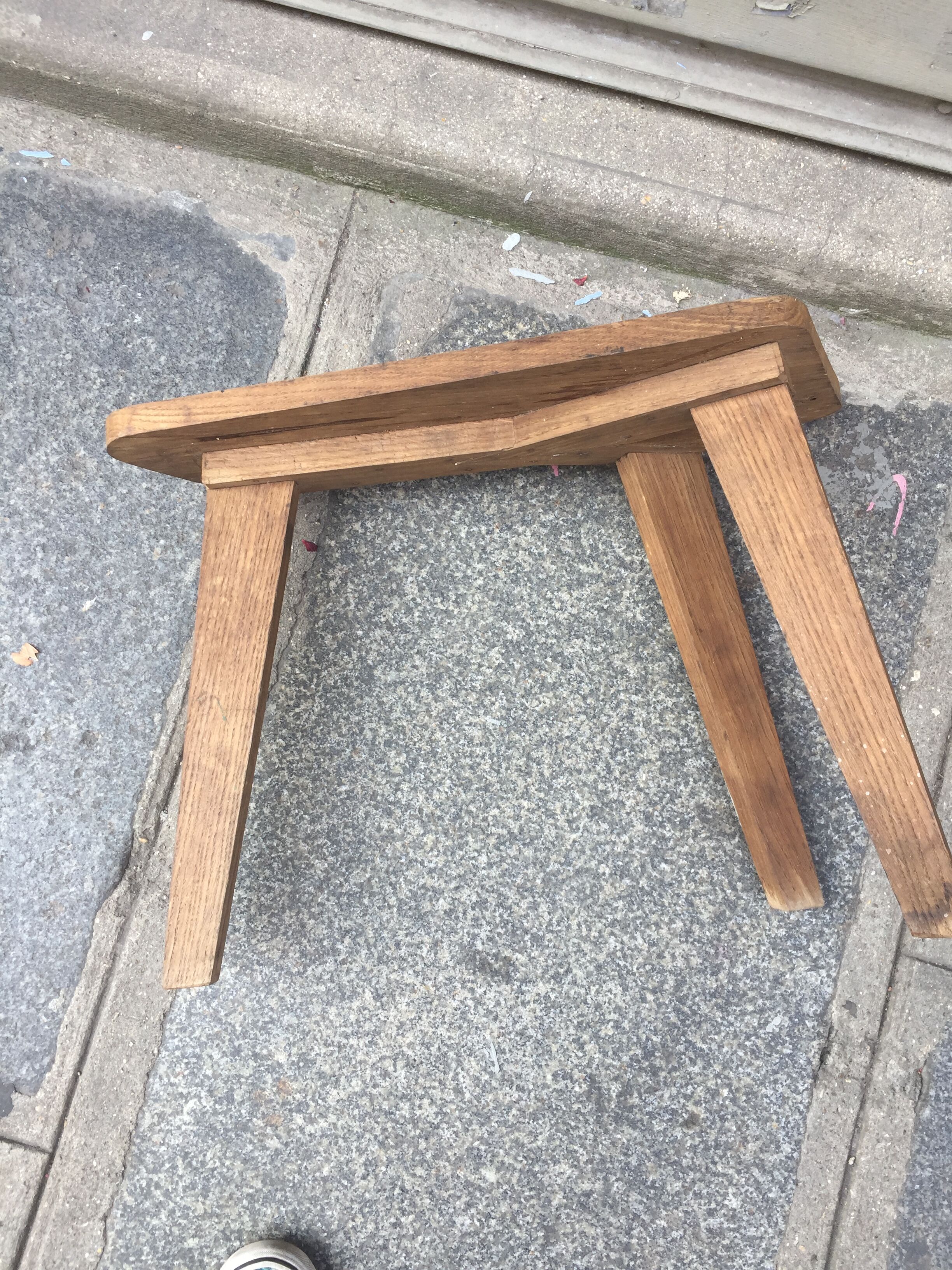 Table d'appoint tripode en chêne 1950