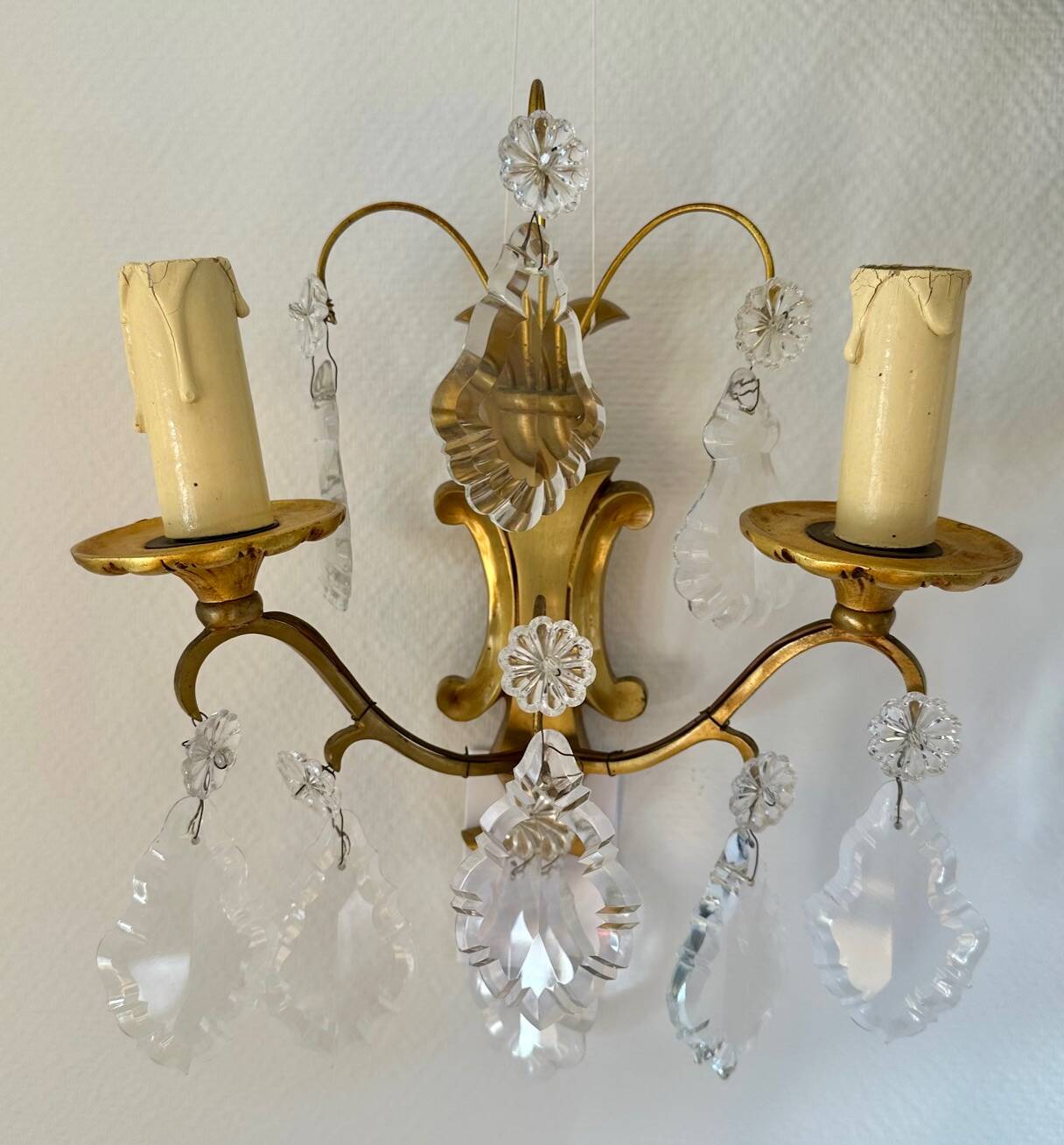 Chandelier set & 4 wall sconces with pendants, Louis XV style, gilded metal
