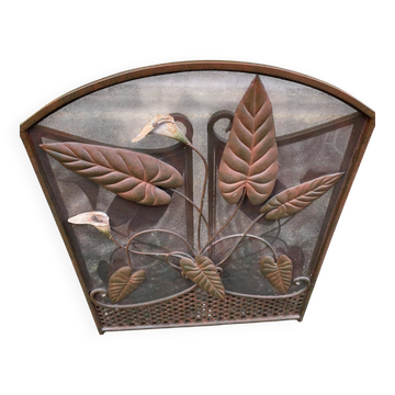 Foldable wrought iron fireplace screen sculpted from the 1950s.
