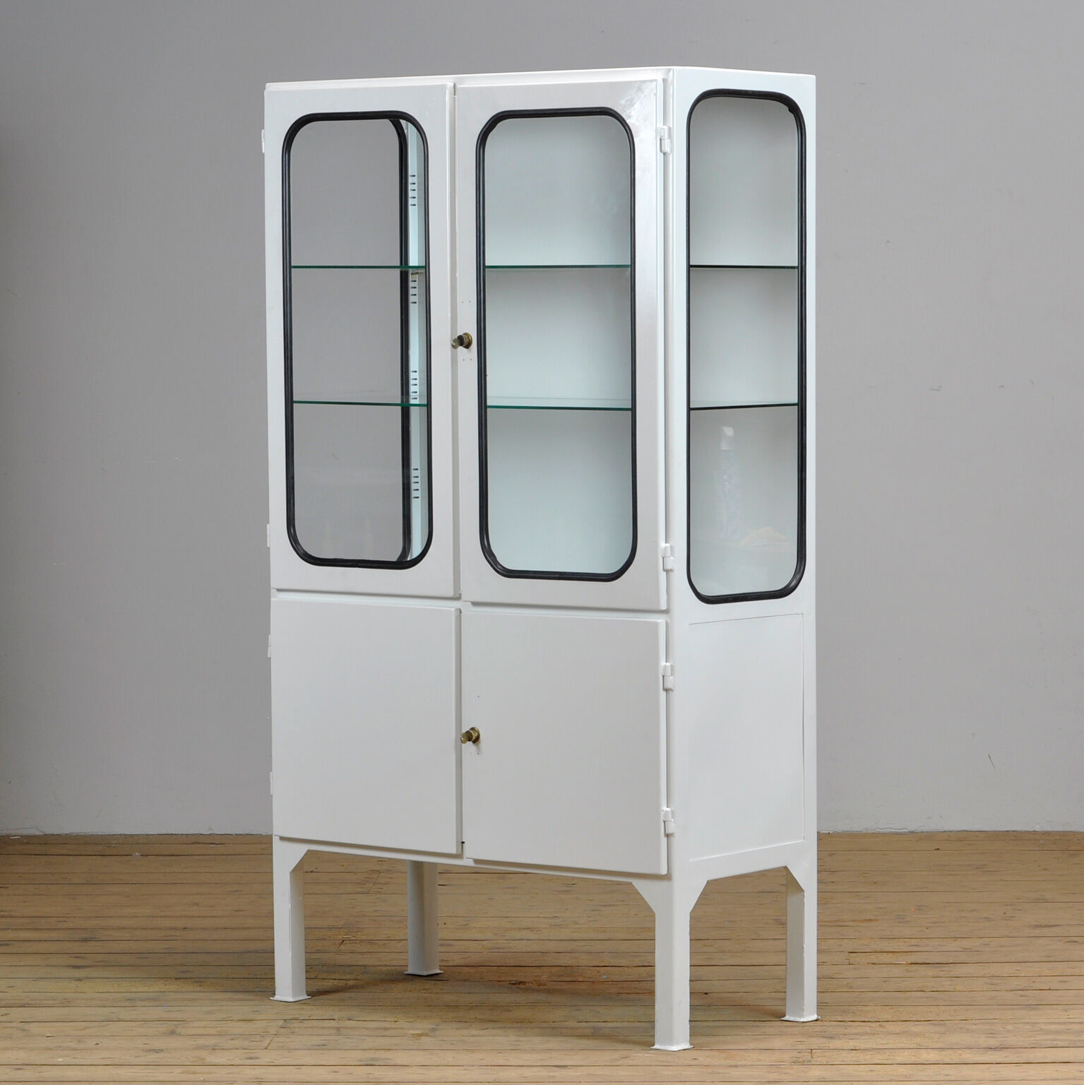 Armoire médicale en verre et fer vintage restaurée, années 1970