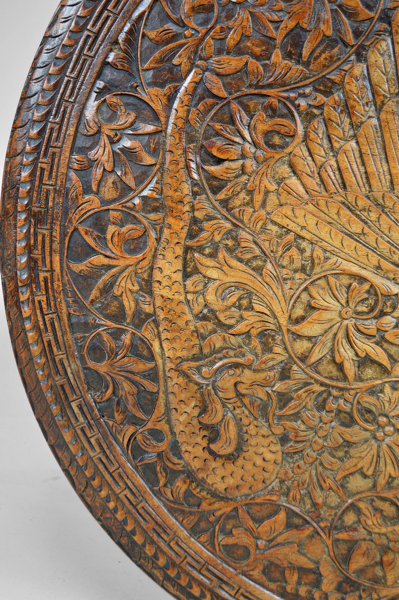 Table basse asiatique sculptée de dragons et de paons, Indonésie, début XXe