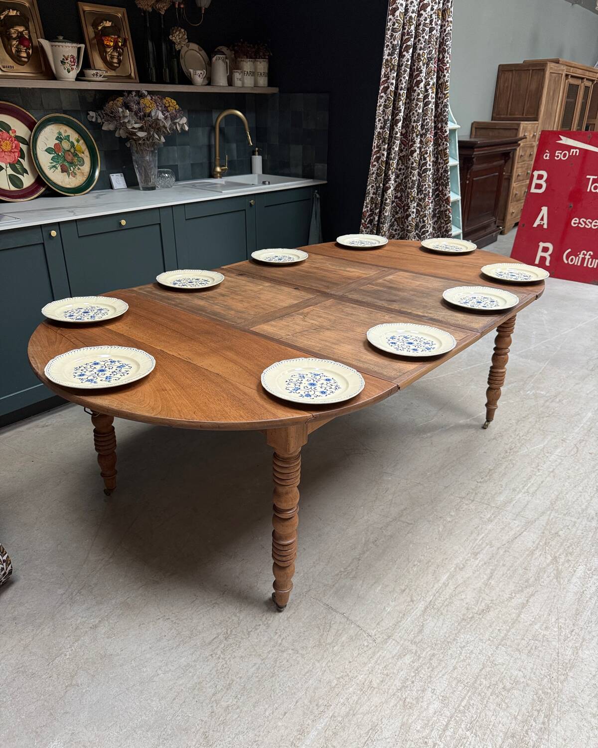 Extendable round table with turned legs (renovated)
