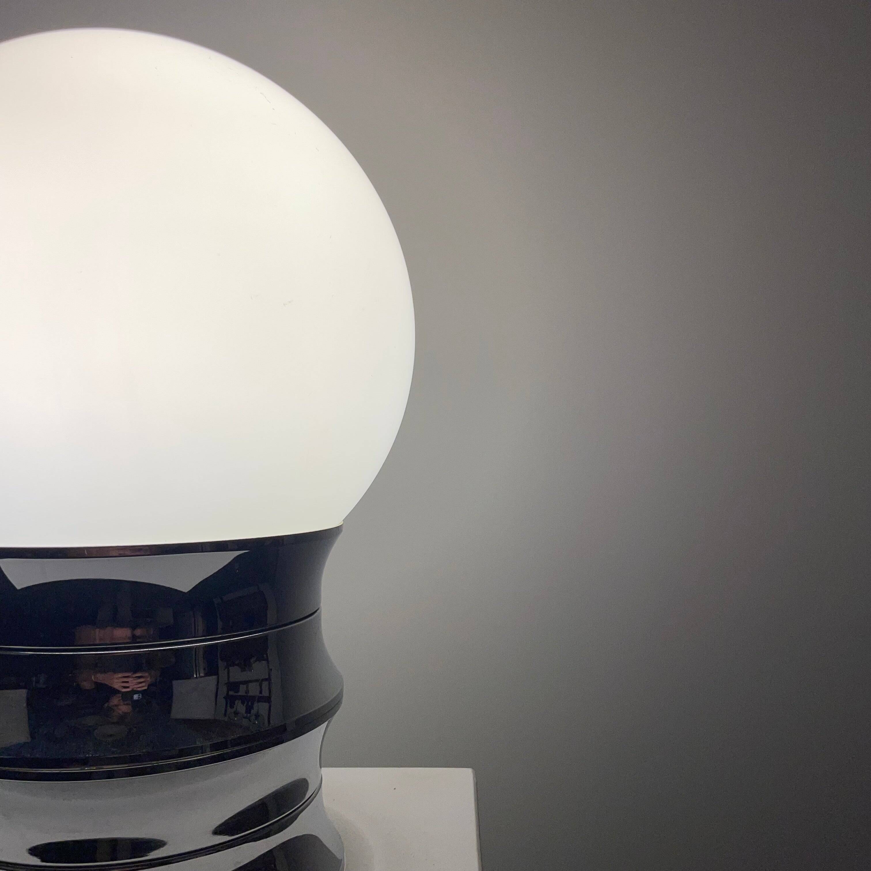 Lampe de table blanche et chrome de l'ère spatiale par Aka Electric, Allemagne 1977