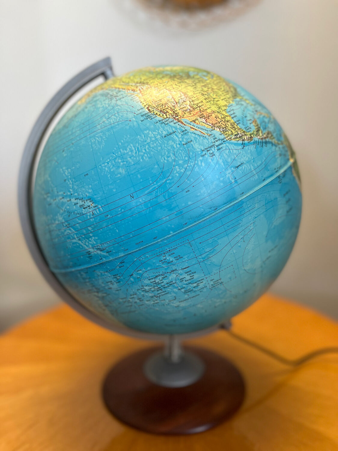Globe terrestre lumineux vintage