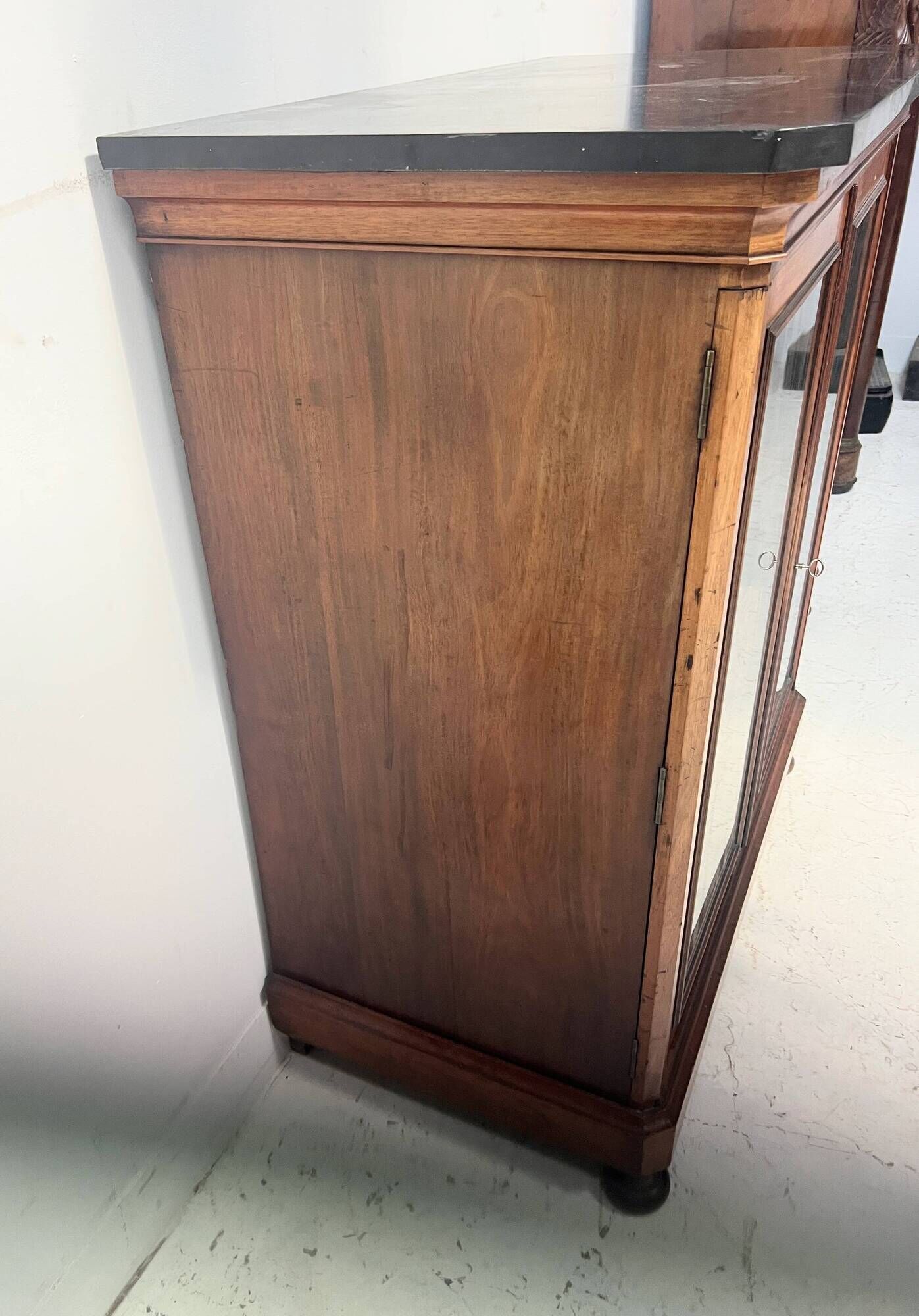 Display cabinet at counter height in mahogany and veneer, 19th century.