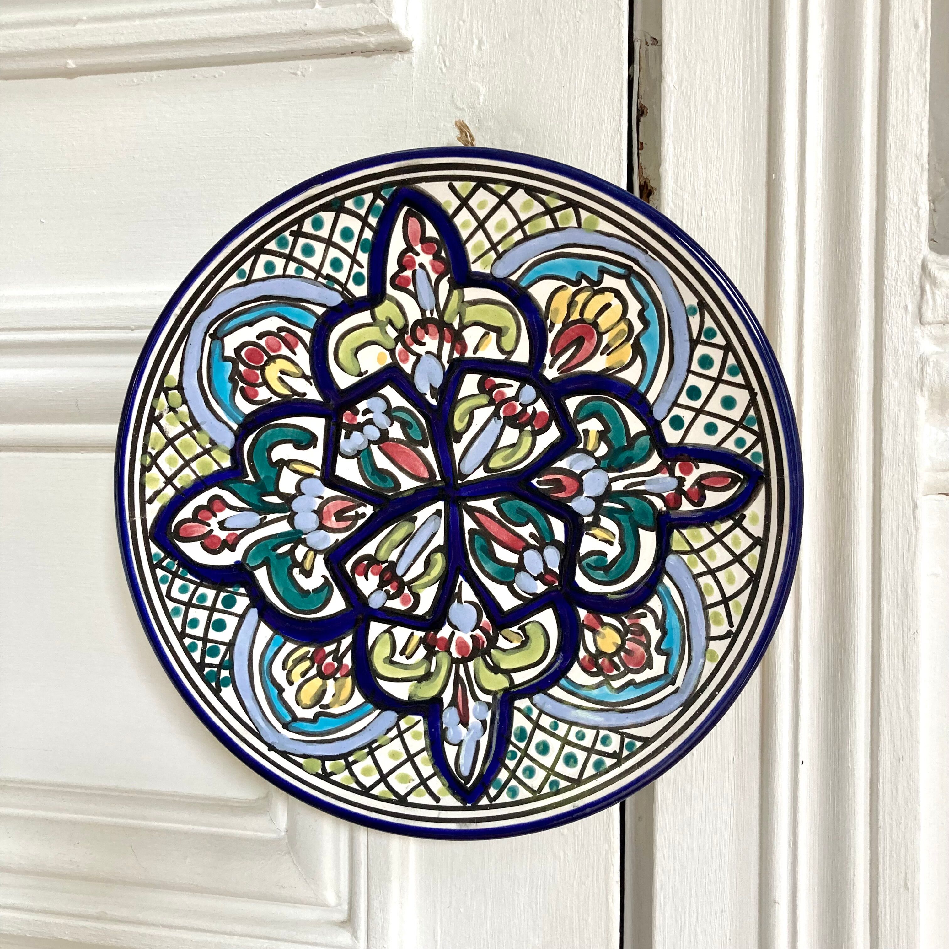 Polychrome decorative ceramic plate