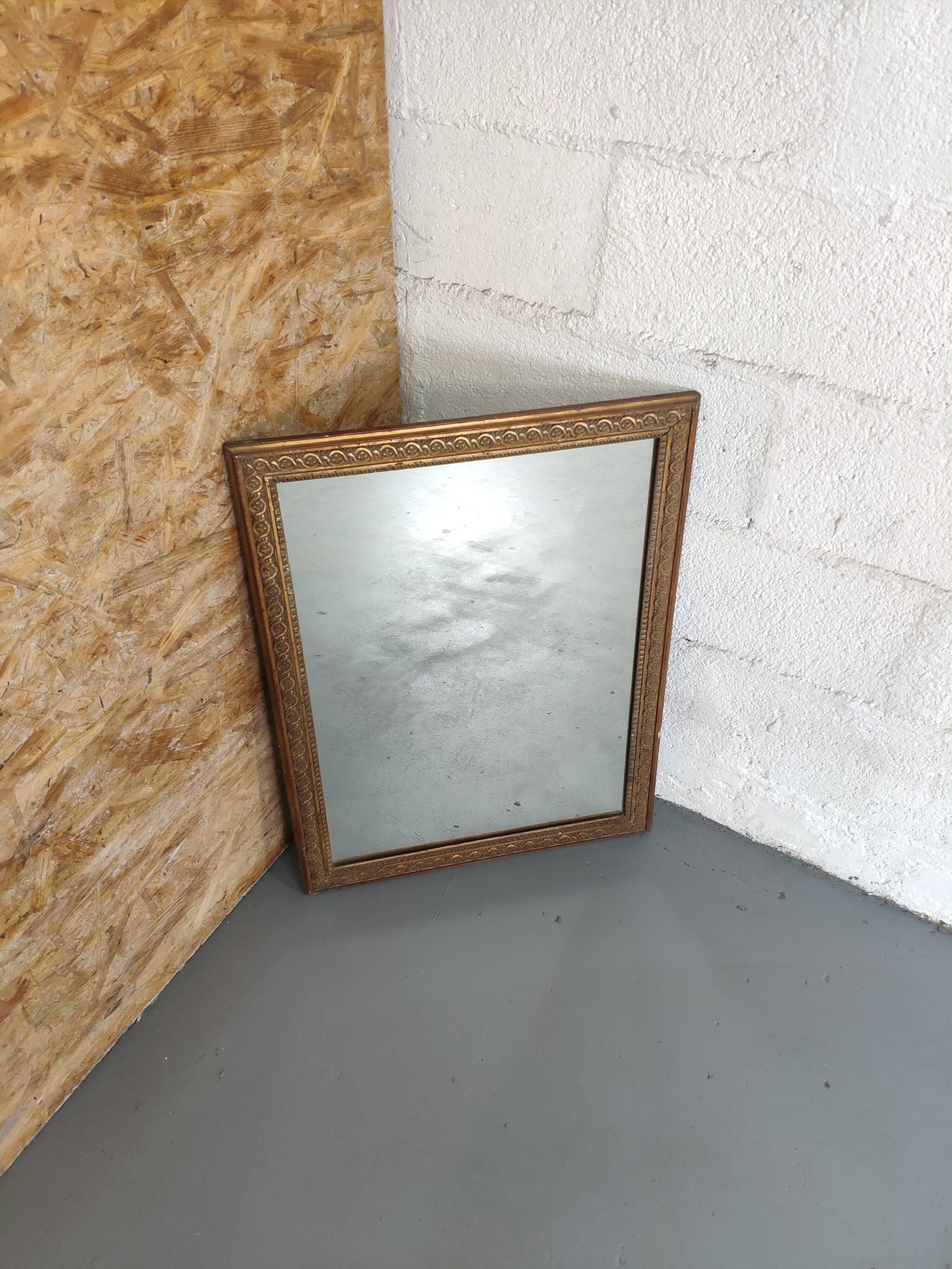 Golden contour wall mirror