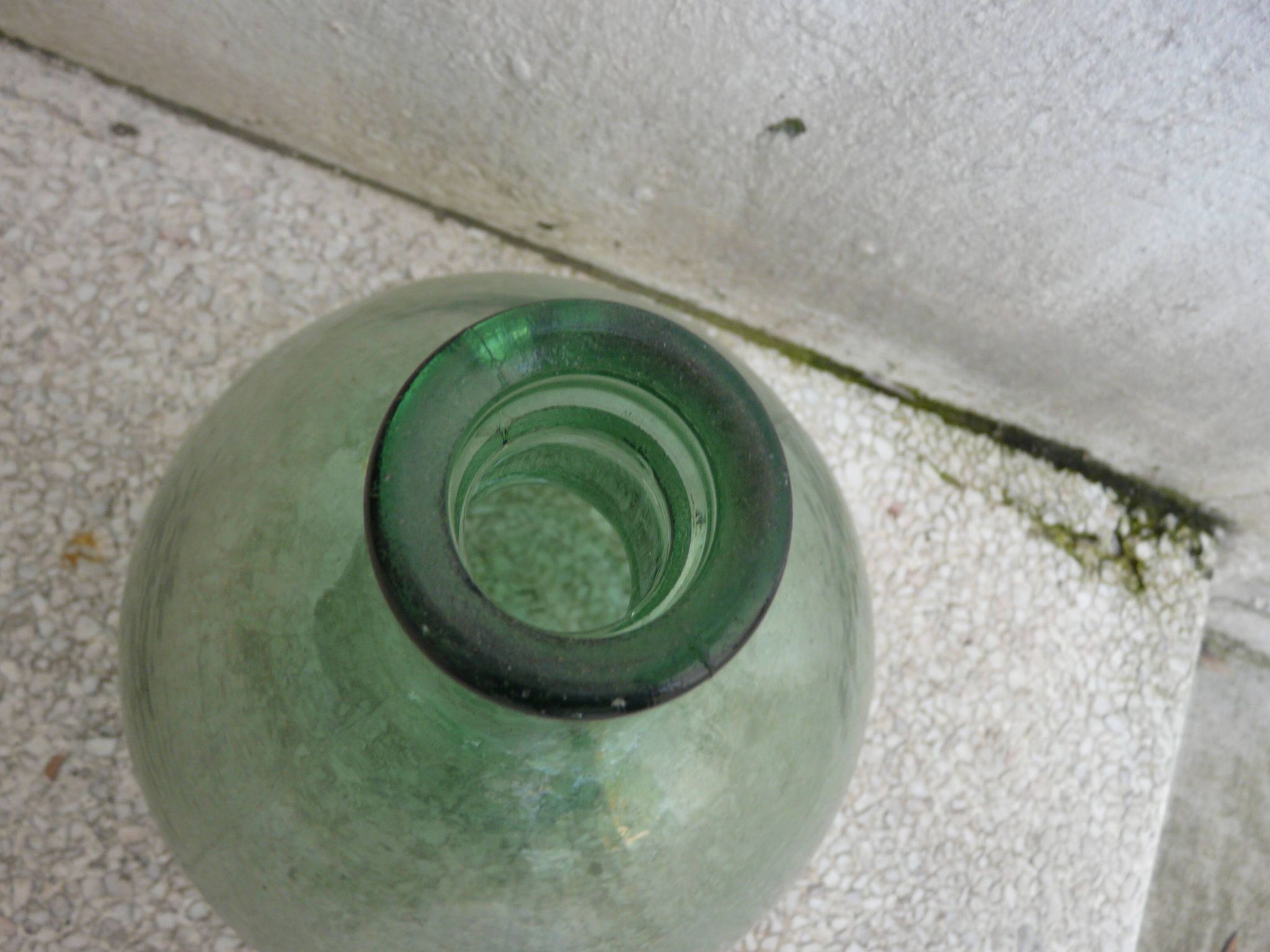 Give me a green glass Jeanne VOD with its stopper, 6l.