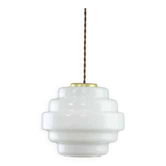Lampe à suspension mid-century en laiton et verre opalin, italie