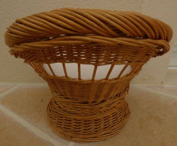 Fauteuil en osier à dossier haut et son coussin en tissu bouclé