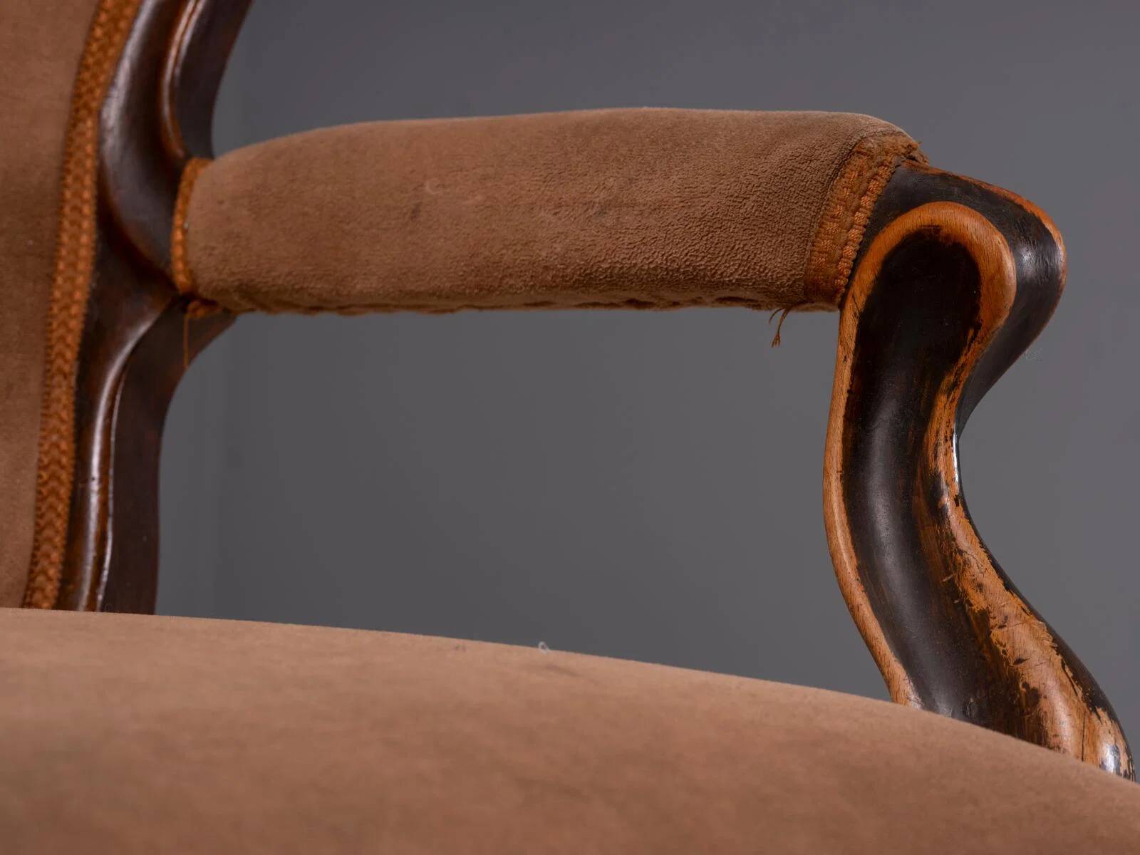 Sofa en bois vintage orné avec cadre décoratif sculpté et tapisserie marron, 175 × 114 × 80 cm