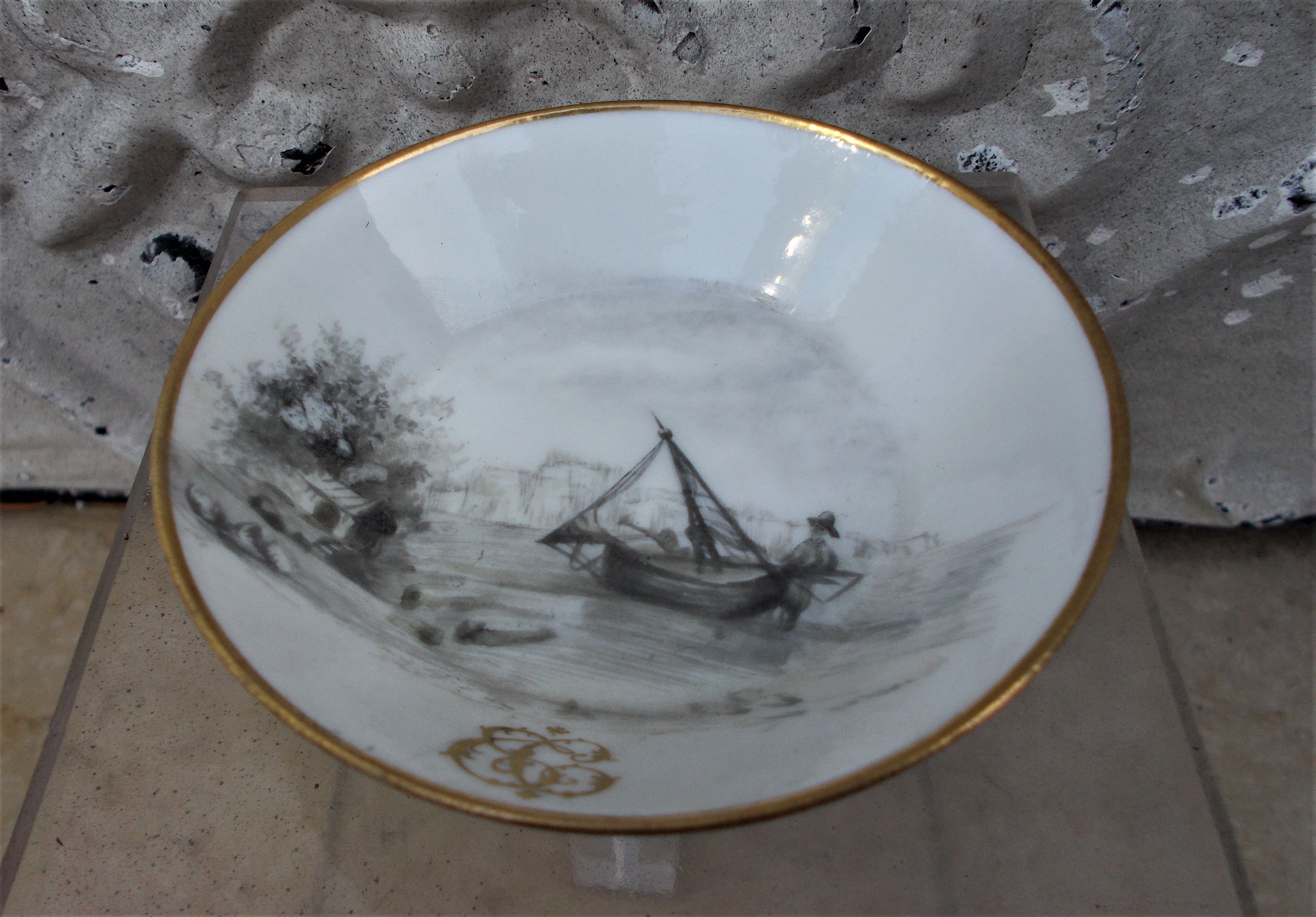 Tasse et sous tasse décor en grisaille porcelaine de Paris XIXème signée