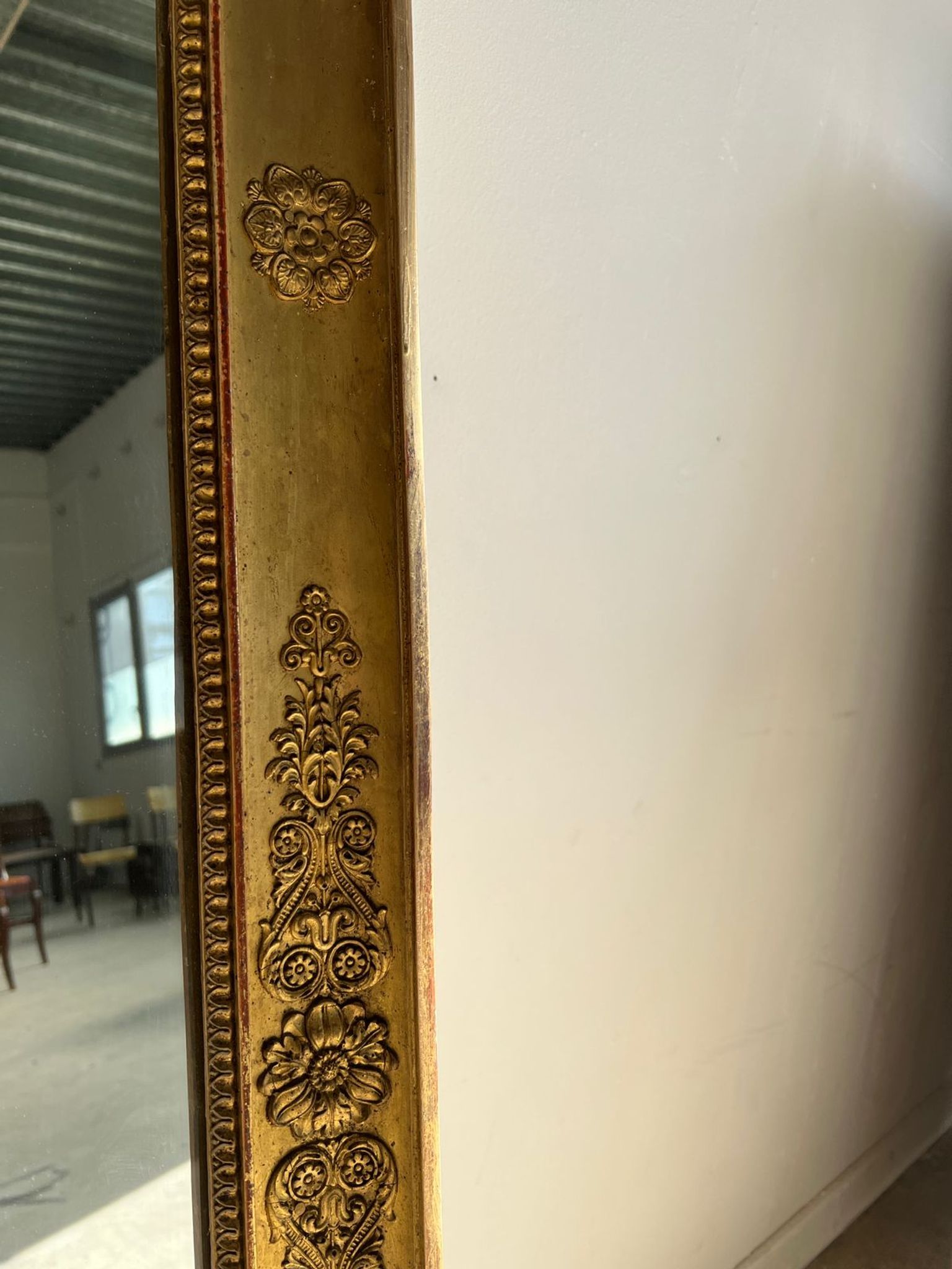 Miroir doré style Restauration à décor de palmettes étirées