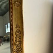 Miroir doré style Restauration à décor de palmettes étirées