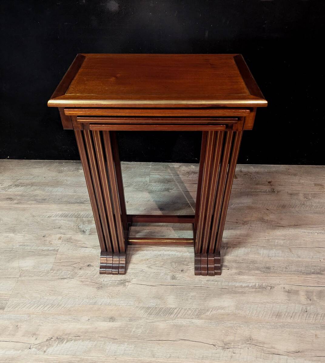 Série de 4 tables gigognes de style Louis XVI