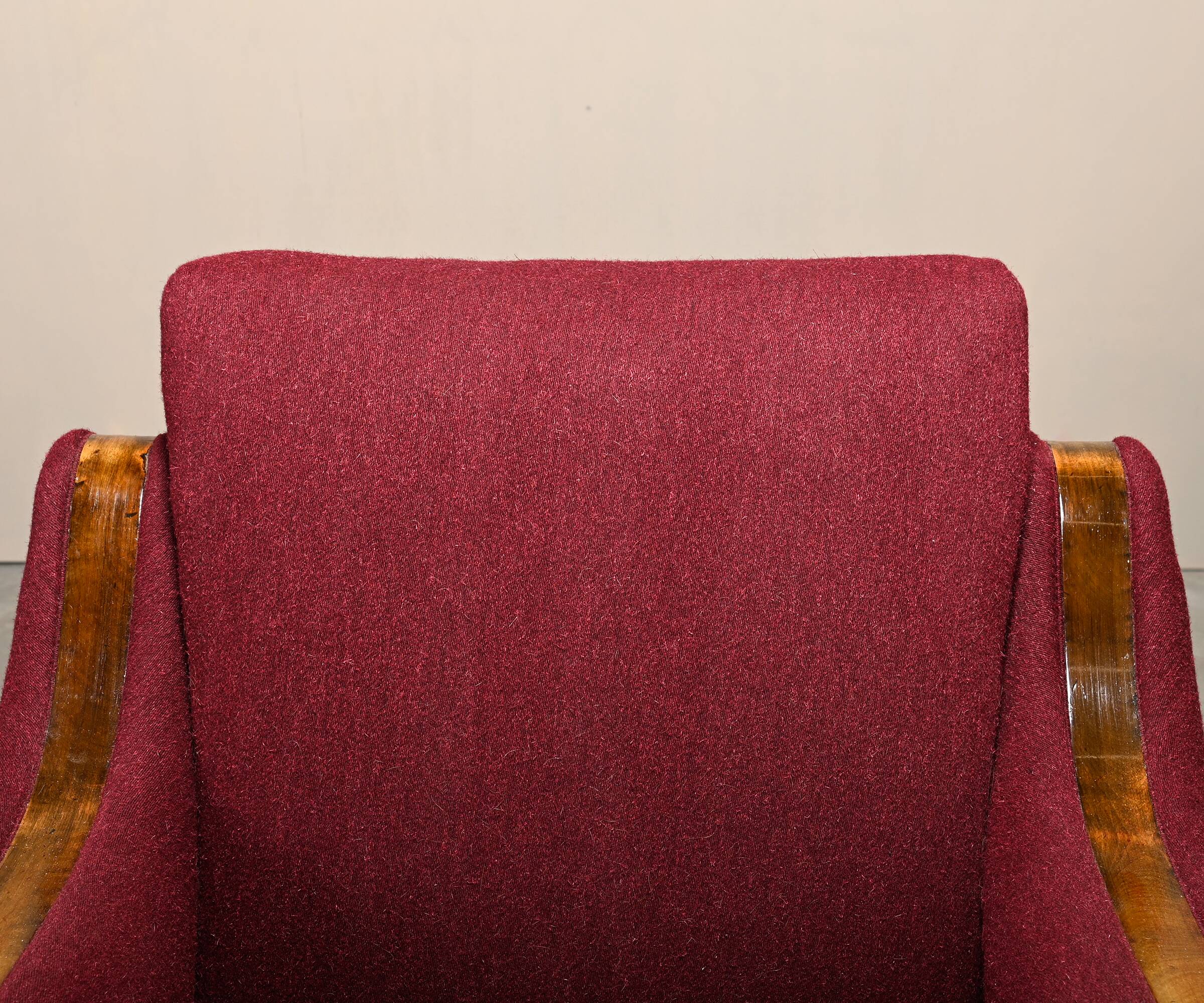 Paire de fauteuils Art déco d'ébéniste danois, revêtus de tissu de laine bordeaux