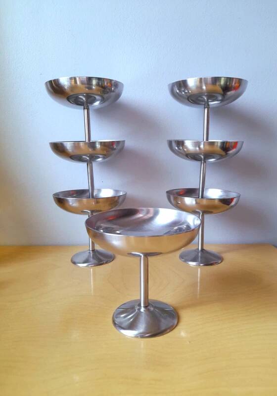 Set of ice cream or dessert bowls in stainless steel.