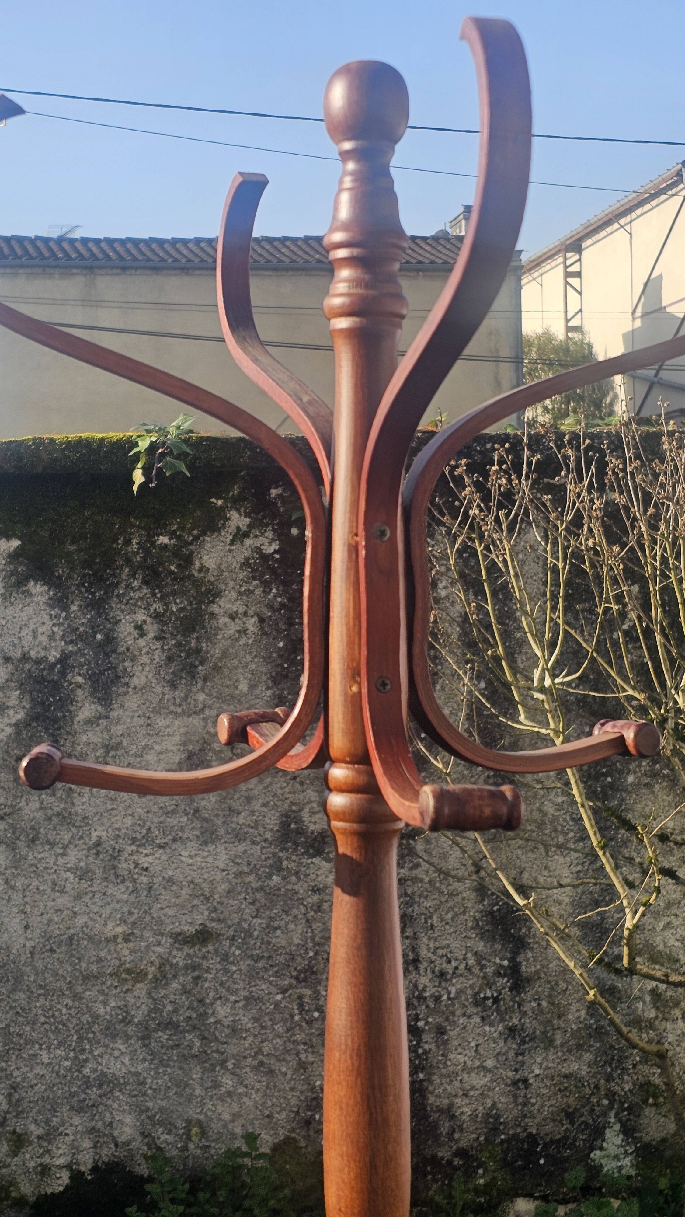 Curved wood coat rack – Thonet style