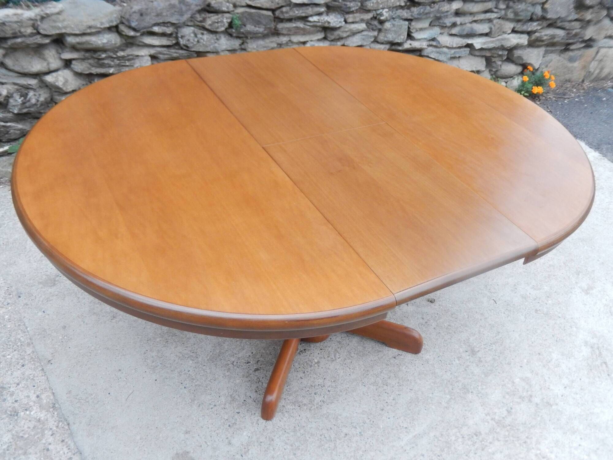 Magnifique table ronde scandinave à rallonge style Regain / Baumann