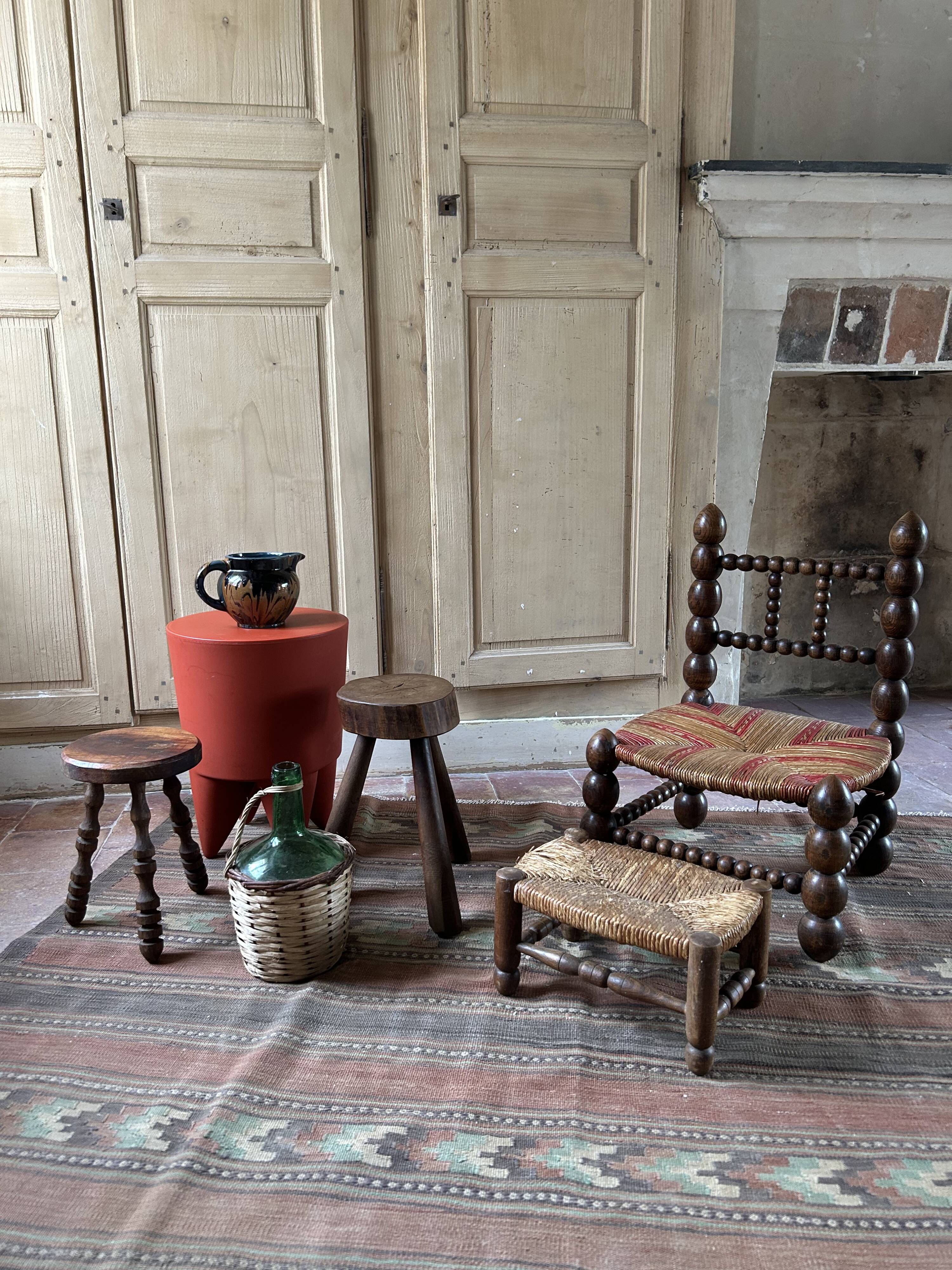 Rustic footrest made of wood and straw