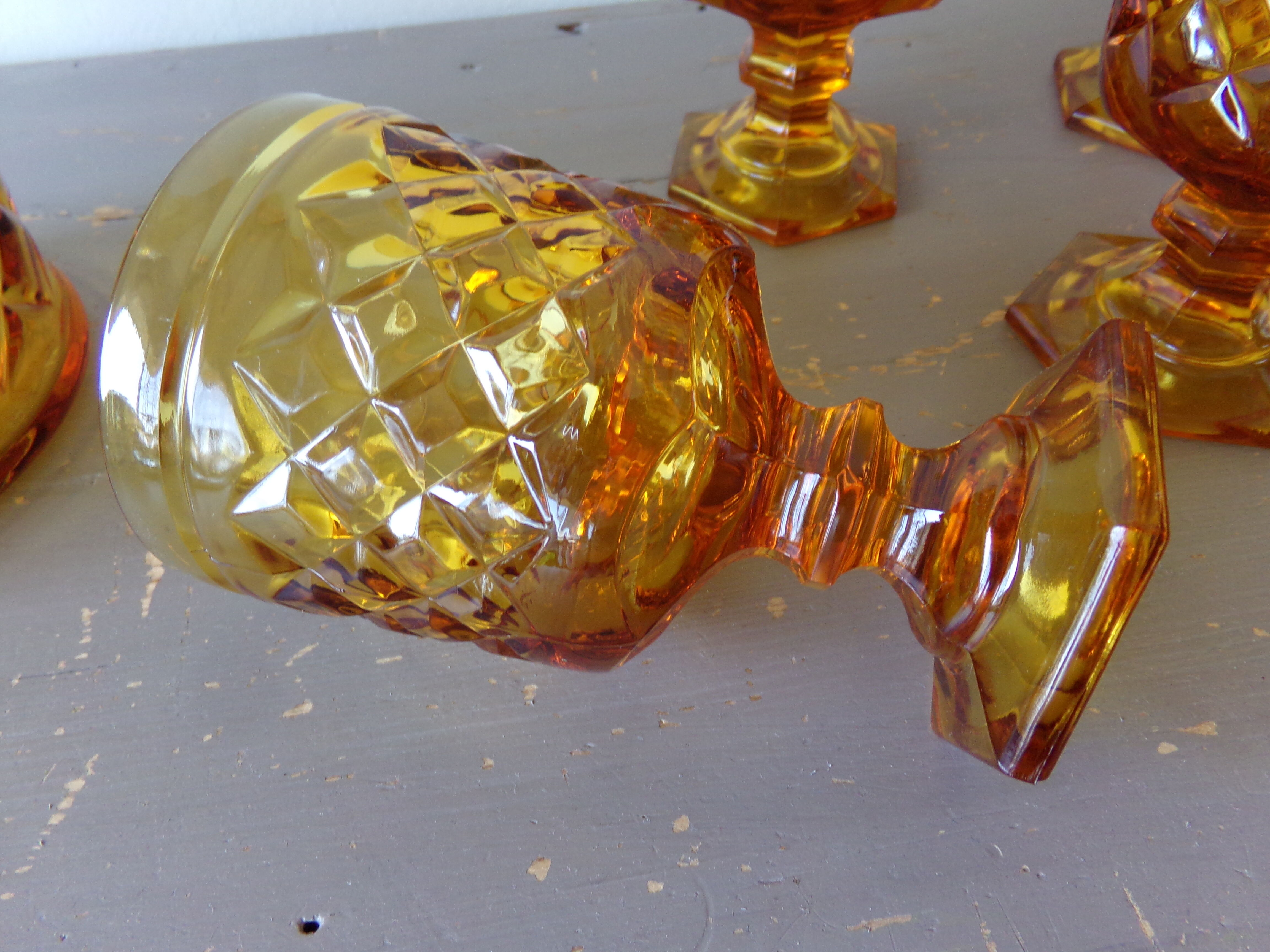 Carafe and its 6 amber-colored glasses