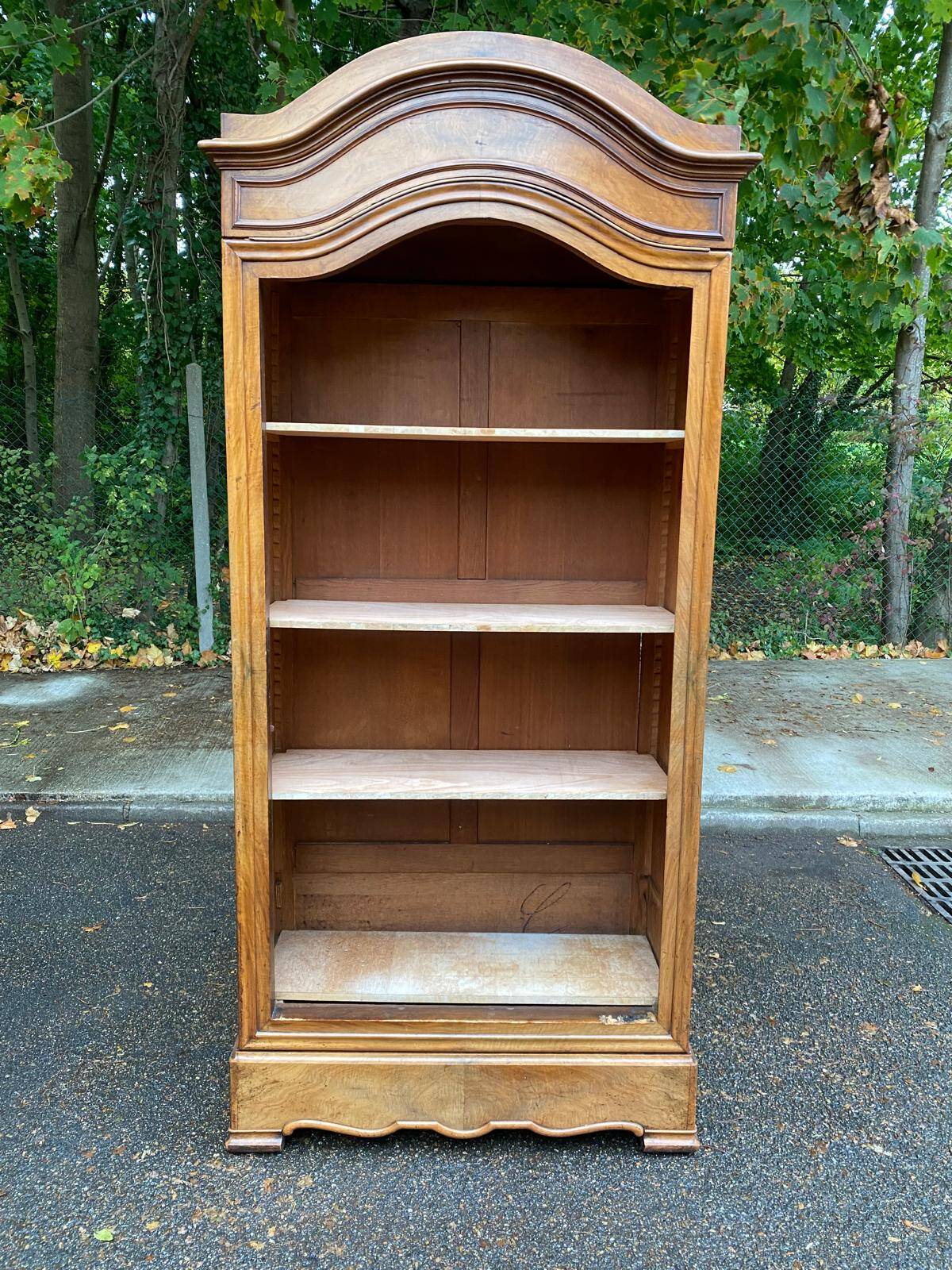 Louis XV bookcase in solid burr walnut from the 18th century
