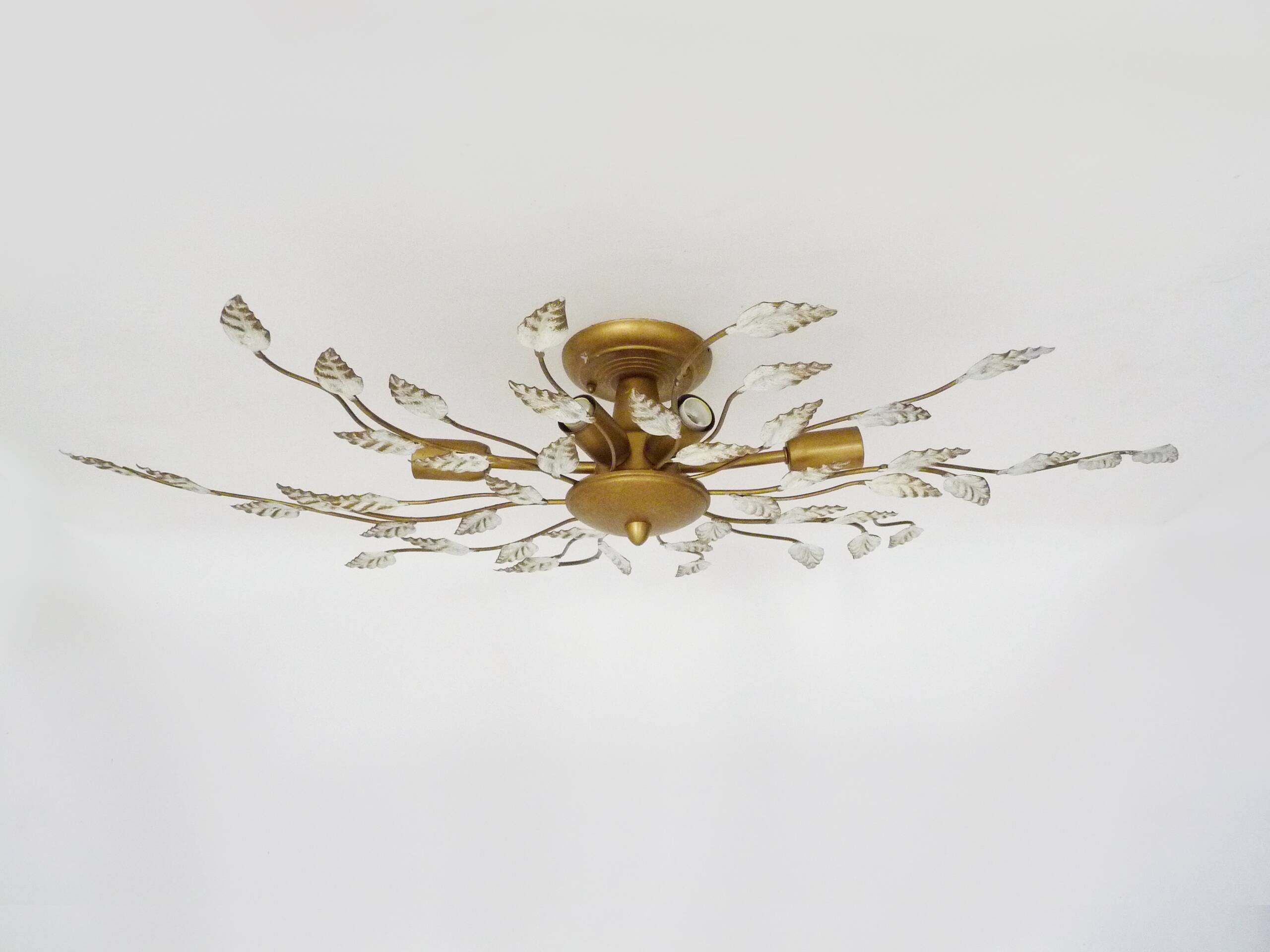 Vintage ceiling light in gold metal with foliage decoration. 6-light ceiling light.