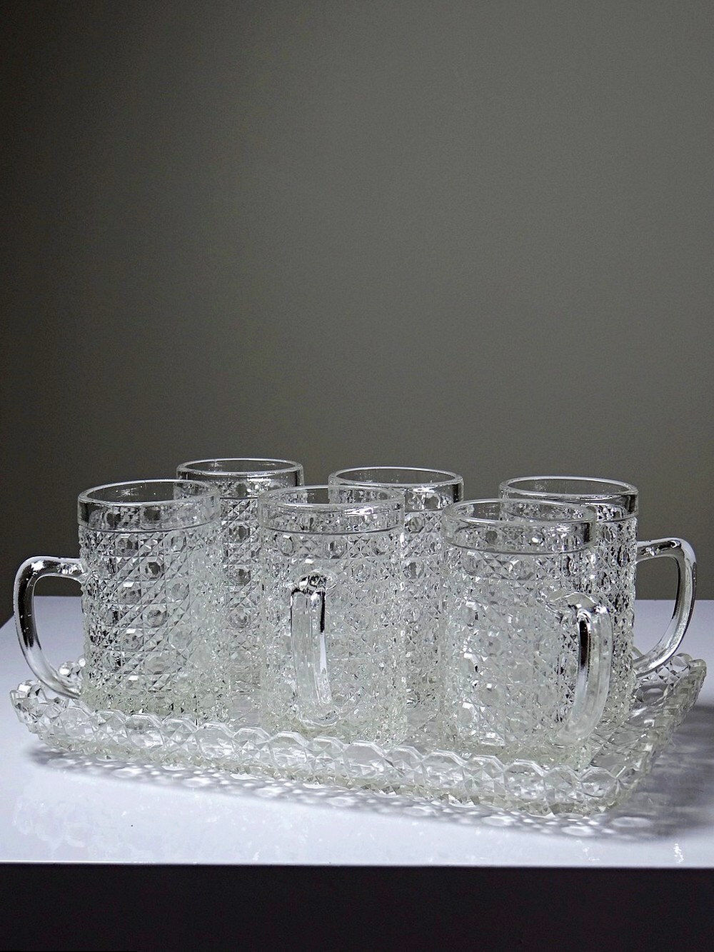 6 petites chopes et plateau vintages/anciennes en verre pressé style art déco