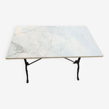 Table in polished Carrara marble