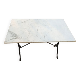 Table in polished Carrara marble
