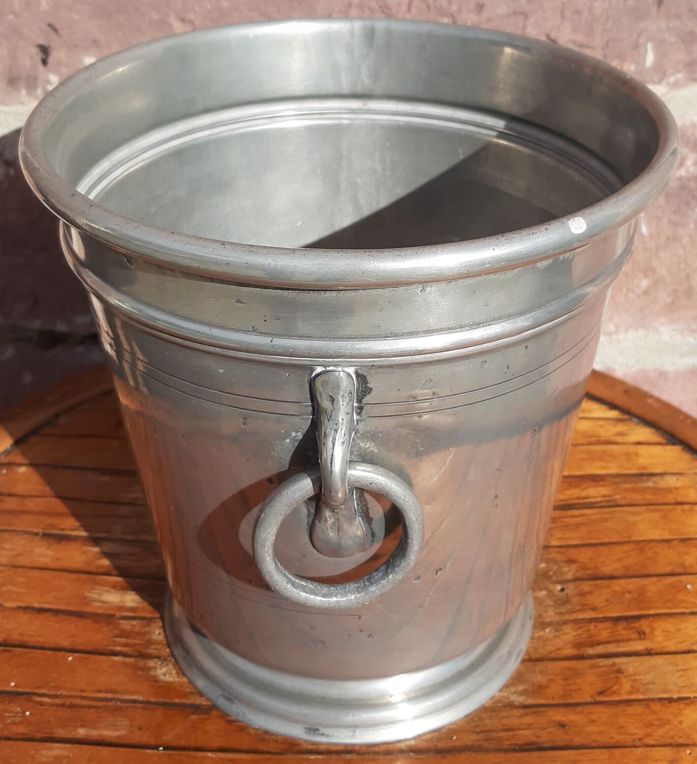 Ice bucket (or champagne bucket)