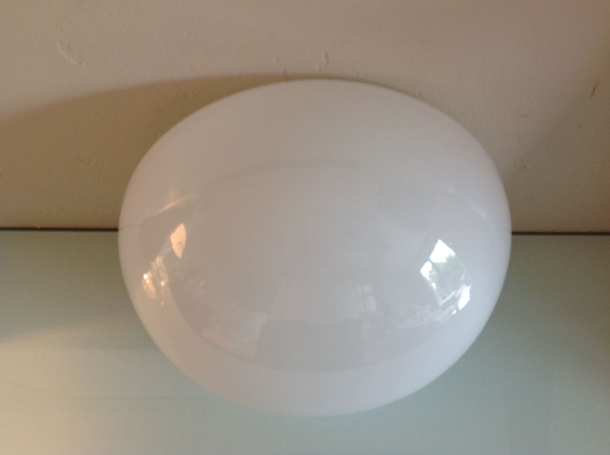 Plafonnier demi lune en opaline blanche vintage années 60-70